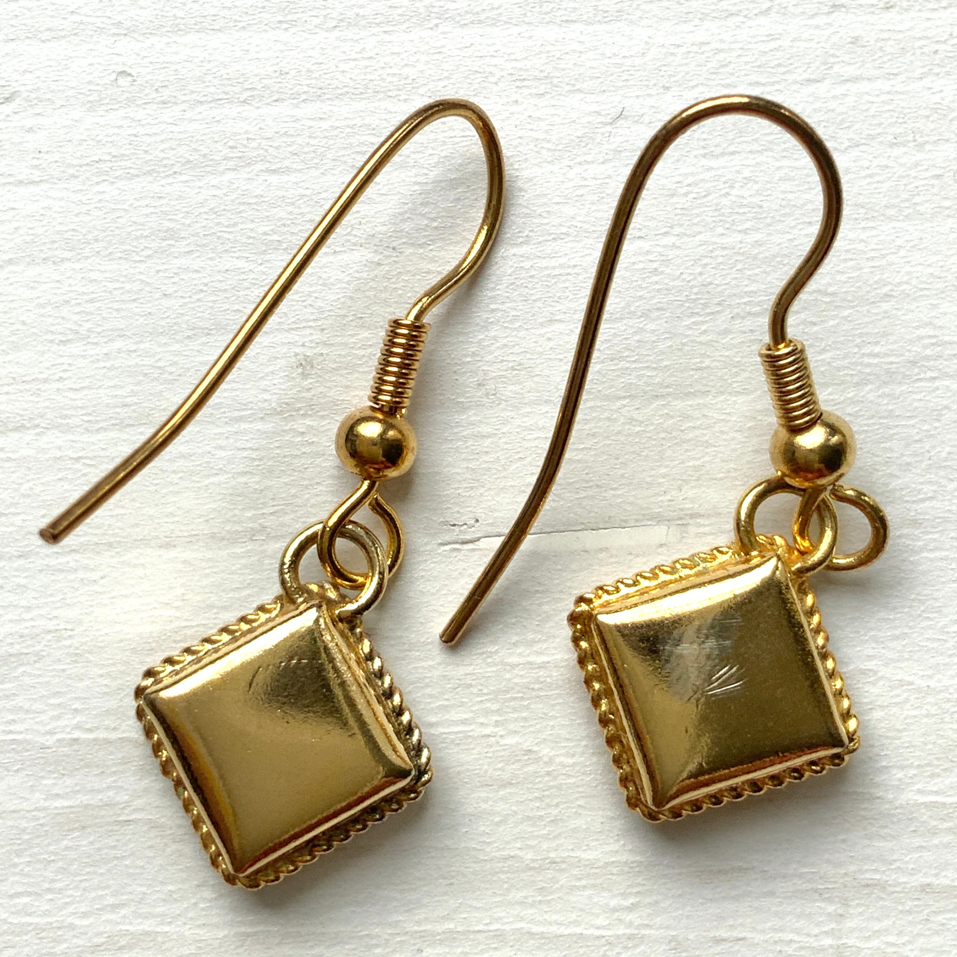 These charming micro mosaic earrings feature a petite diamond shape filled with daisy-like tiny flowers.  小さなダイヤモンド型にデイジー のような小さなお花がギュッと詰め込まれたかわいらしいマイクロモザイク のピアス。