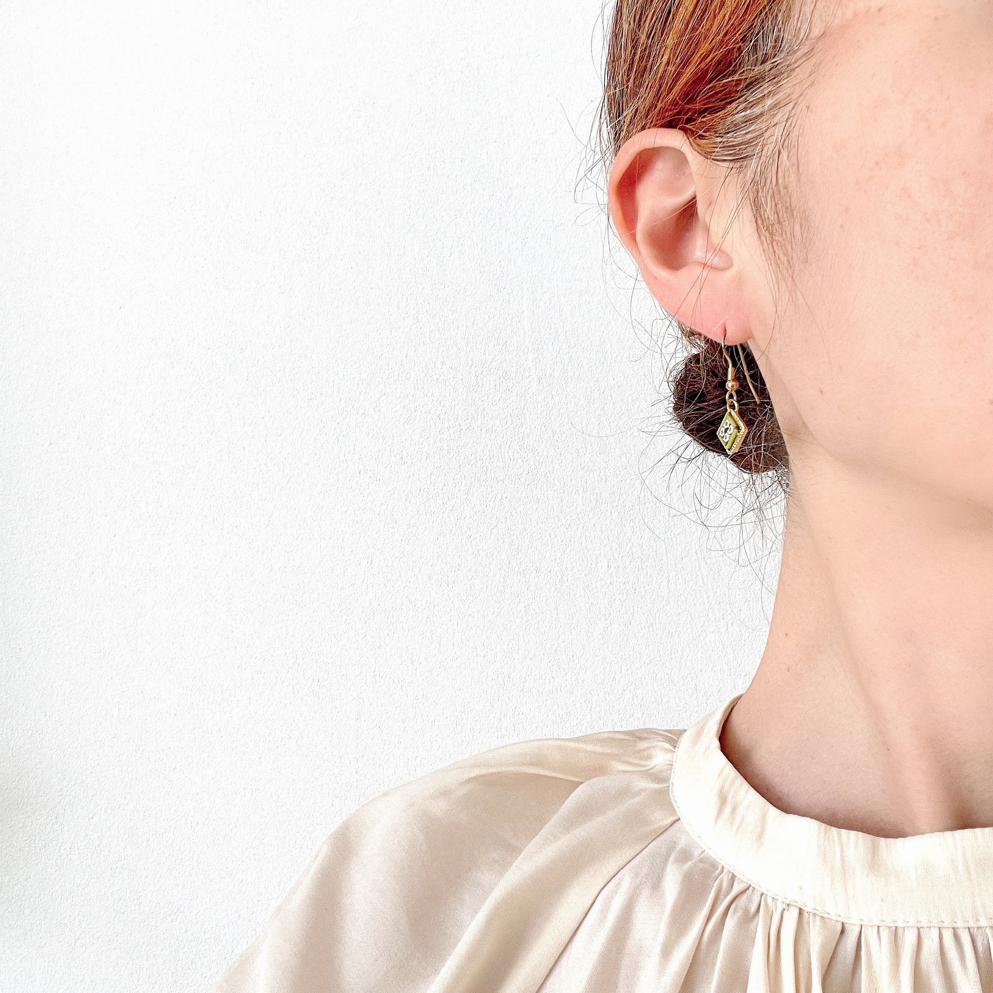 These charming micro mosaic earrings feature a petite diamond shape filled with daisy-like tiny flowers.  小さなダイヤモンド型にデイジー のような小さなお花がギュッと詰め込まれたかわいらしいマイクロモザイク のピアス。