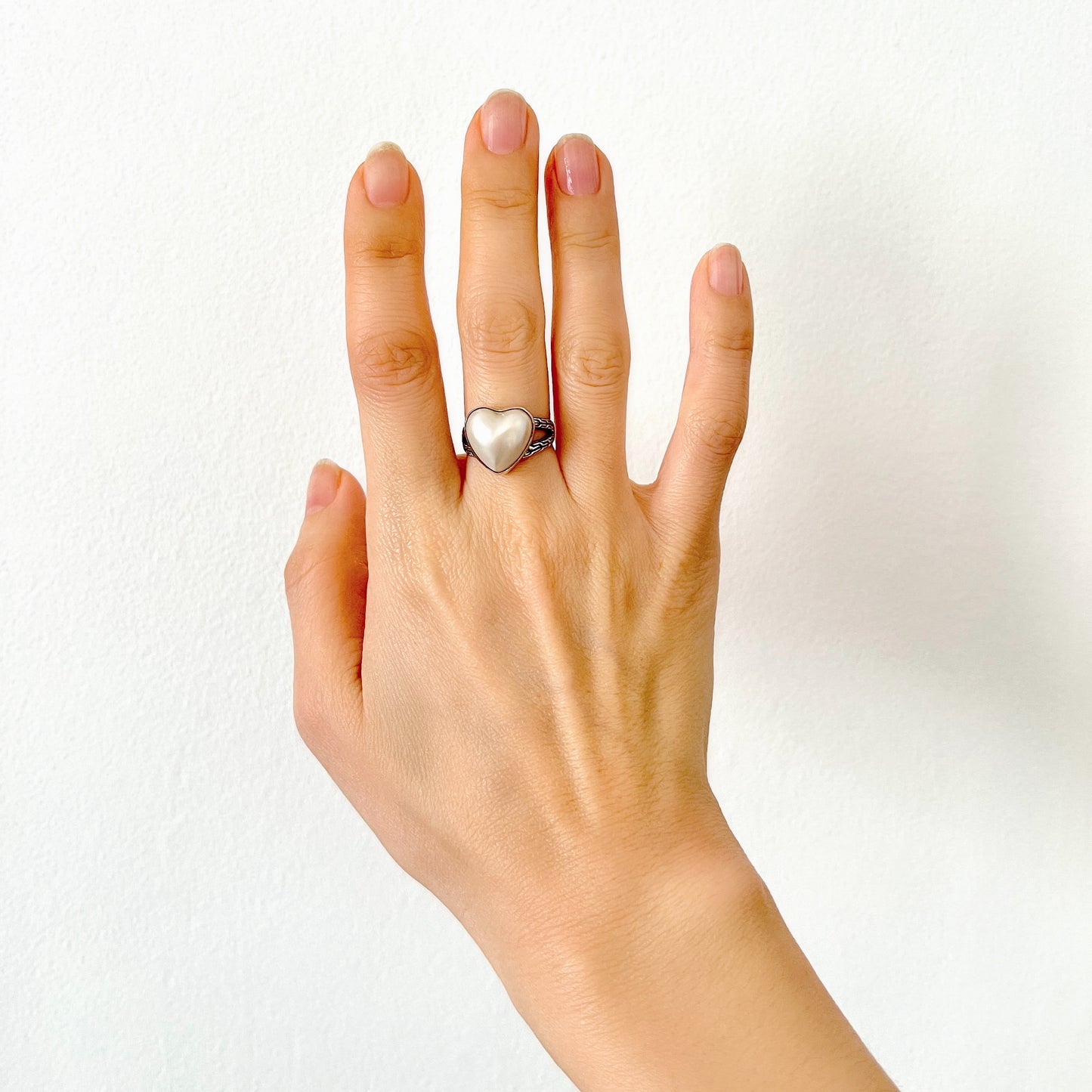 A silver ring featuring a large heart-shaped mother-of-pearl cabochon. 大きなハートカボションのマザーオブパールのシルバーリング。