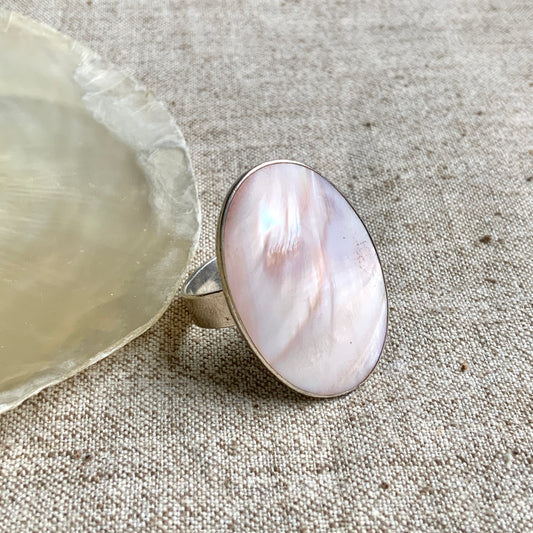 A silver ring featuring a large oval-shaped mother-of-pearl plate. 大きなマザーオブパールのオーバル型プレートのシルバーリング。