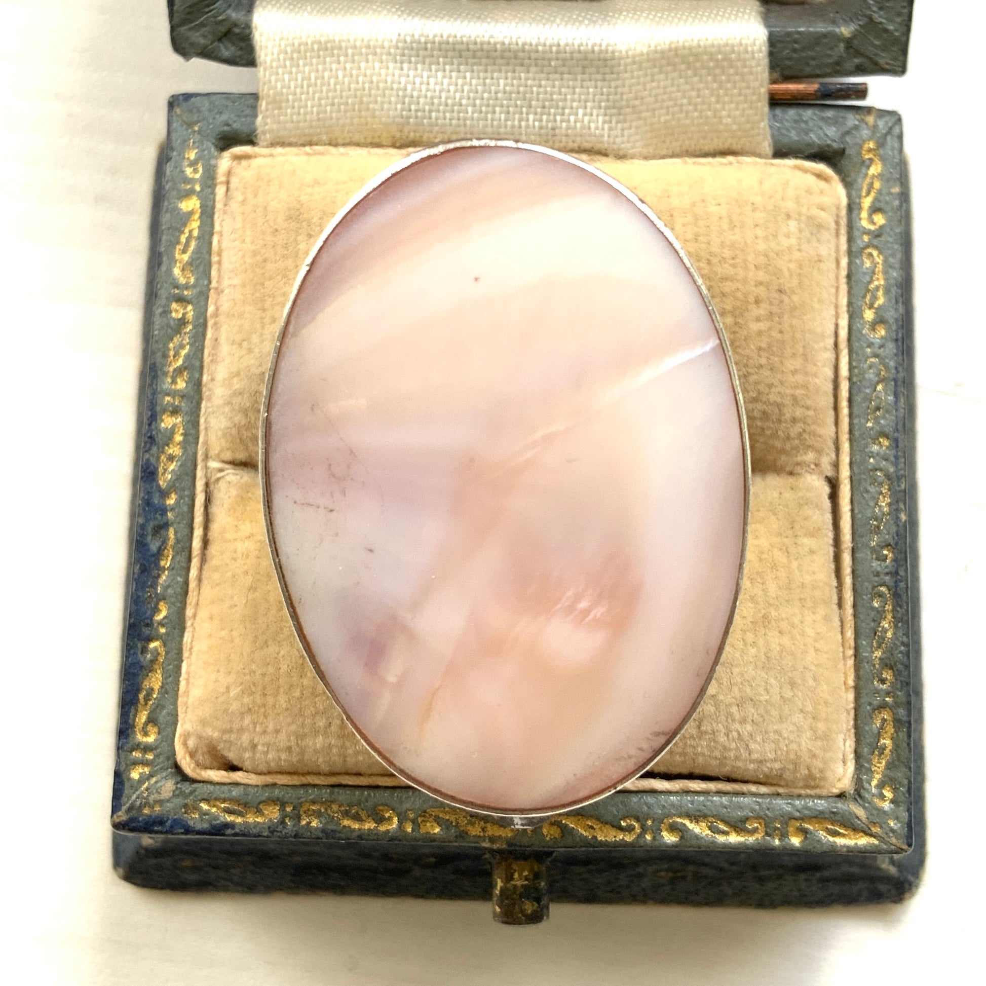 A silver ring featuring a large oval-shaped mother-of-pearl plate. 大きなマザーオブパールのオーバル型プレートのシルバーリング。