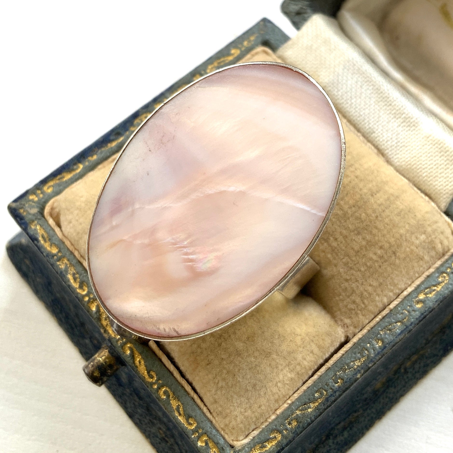 A silver ring featuring a large oval-shaped mother-of-pearl plate. 大きなマザーオブパールのオーバル型プレートのシルバーリング。