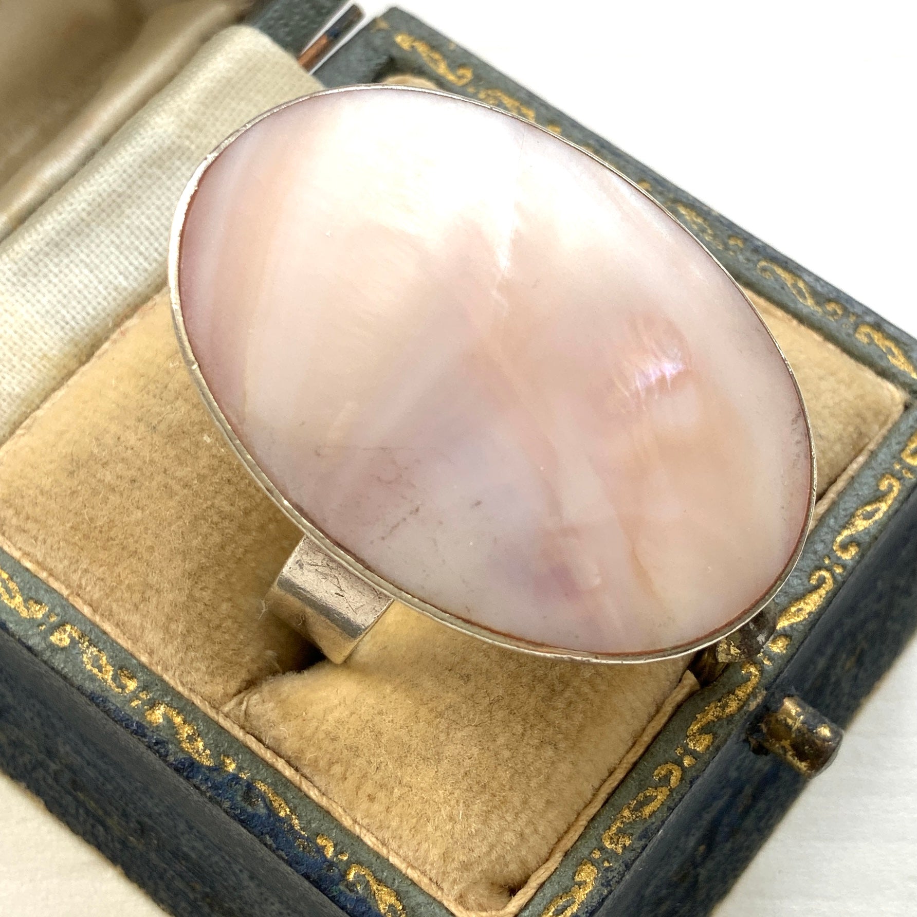 A silver ring featuring a large oval-shaped mother-of-pearl plate. 大きなマザーオブパールのオーバル型プレートのシルバーリング。