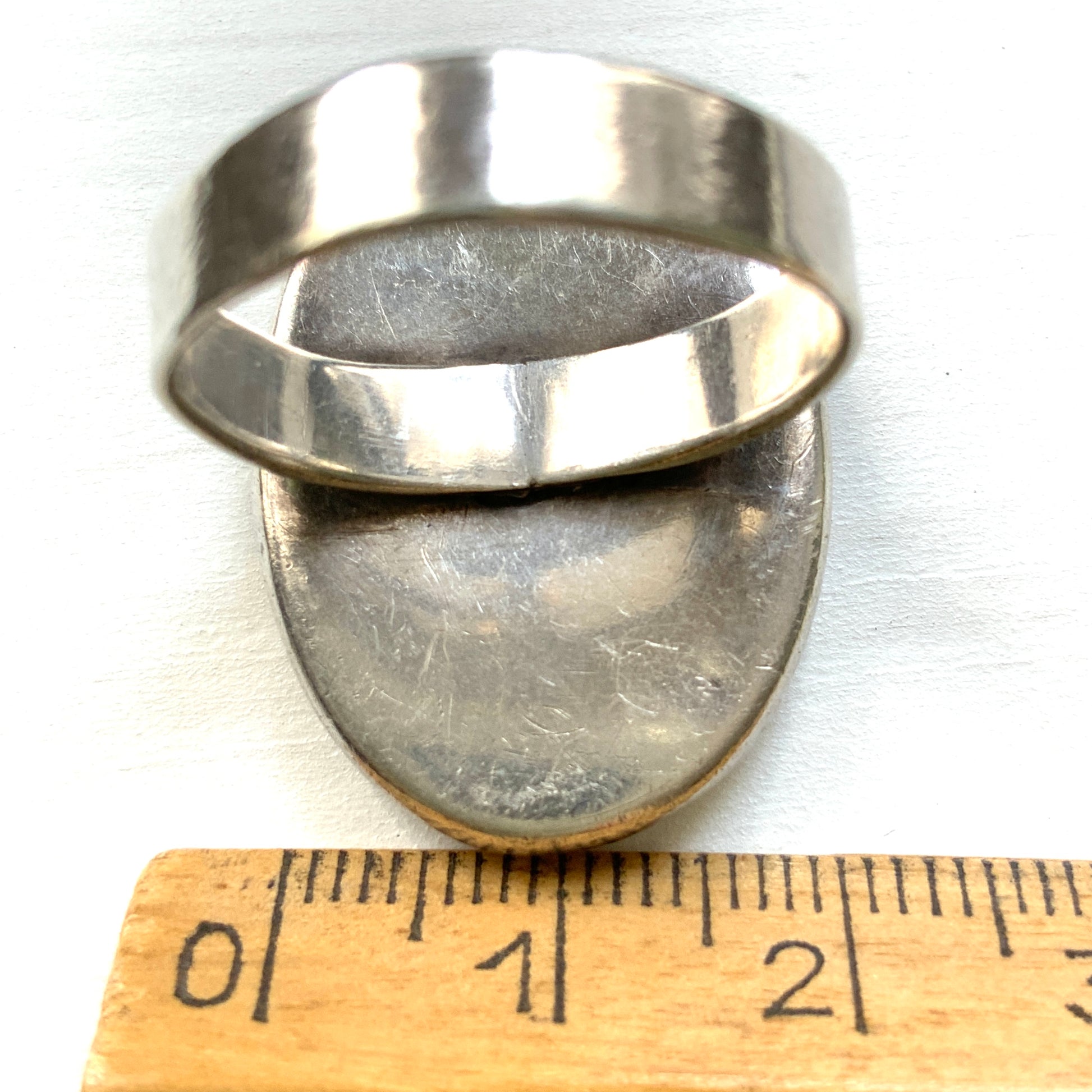A silver ring featuring a large oval-shaped mother-of-pearl plate. 大きなマザーオブパールのオーバル型プレートのシルバーリング。