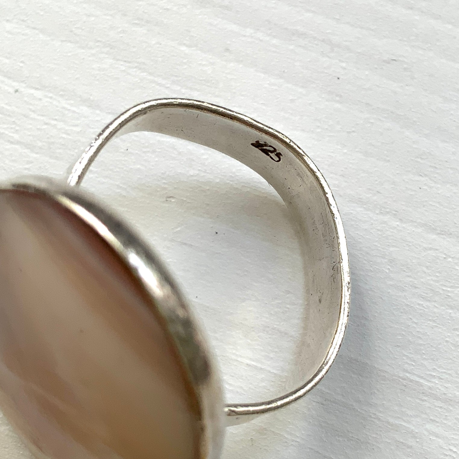 A silver ring featuring a large oval-shaped mother-of-pearl plate. 大きなマザーオブパールのオーバル型プレートのシルバーリング。