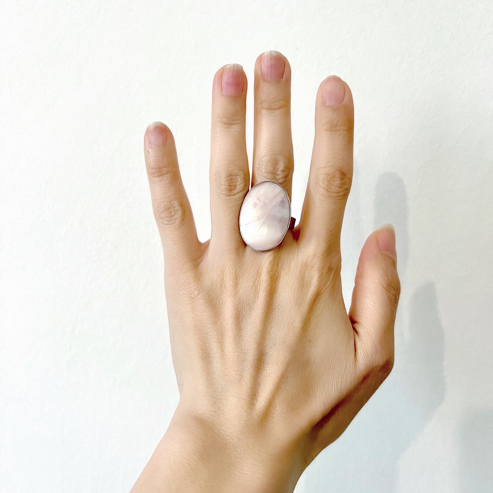 A silver ring featuring a large oval-shaped mother-of-pearl plate. 大きなマザーオブパールのオーバル型プレートのシルバーリング。