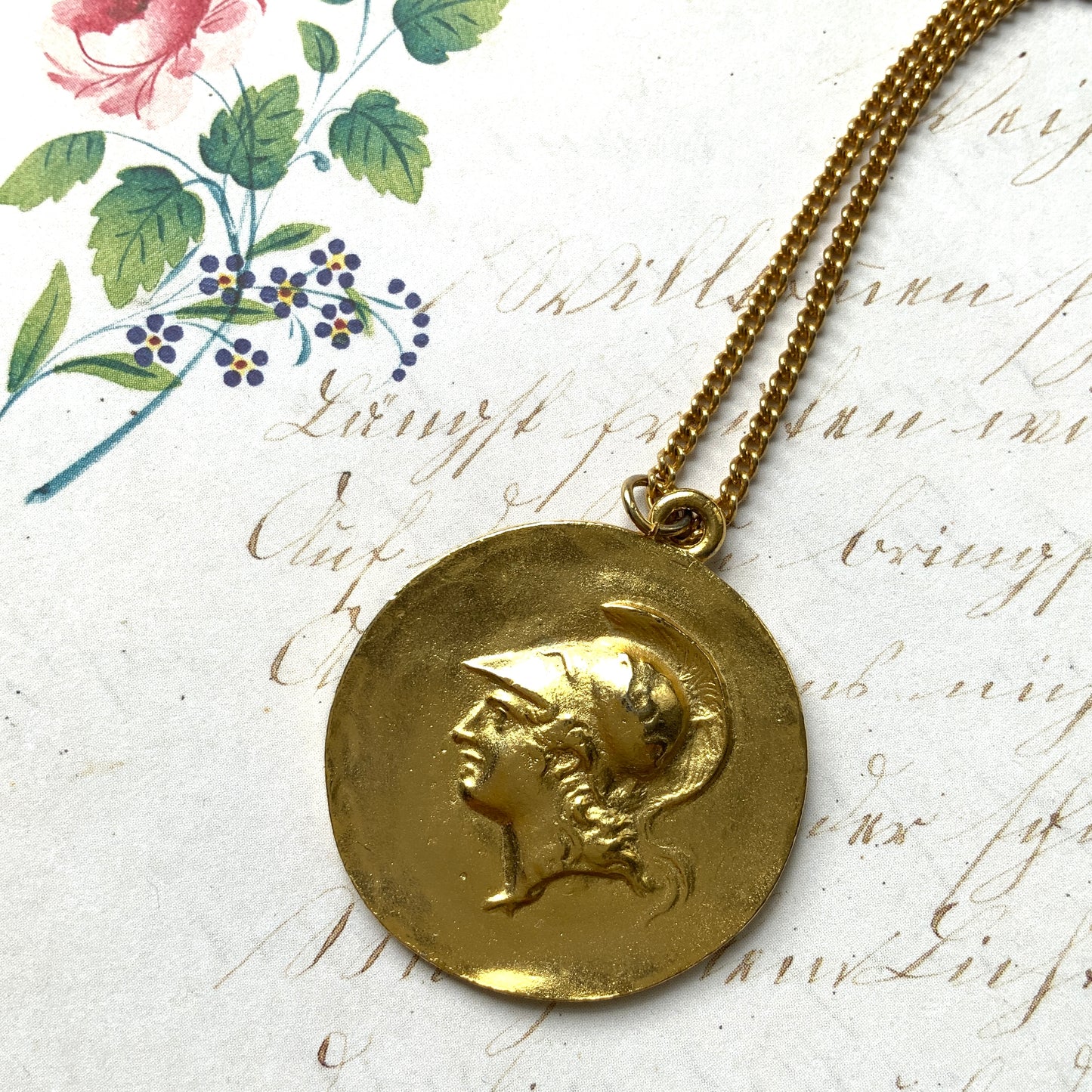 A gold-plated replica necklace of the Olympic Games medallion struck in AD 242. 金メッキを施した、紀元242年のオリンピック記念メダルのレプリカネックレス。