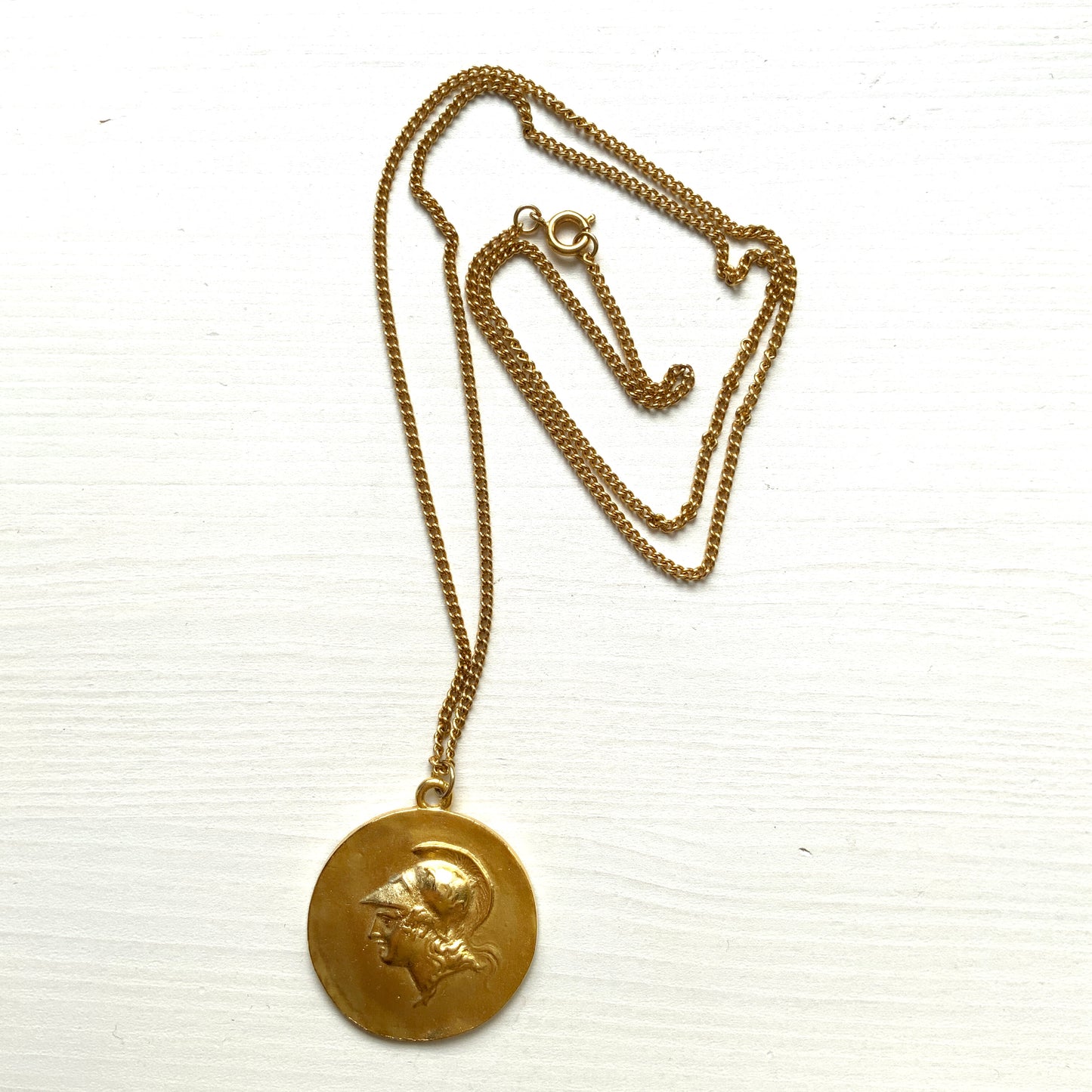 A gold-plated replica necklace of the Olympic Games medallion struck in AD 242. 金メッキを施した、紀元242年のオリンピック記念メダルのレプリカネックレス。