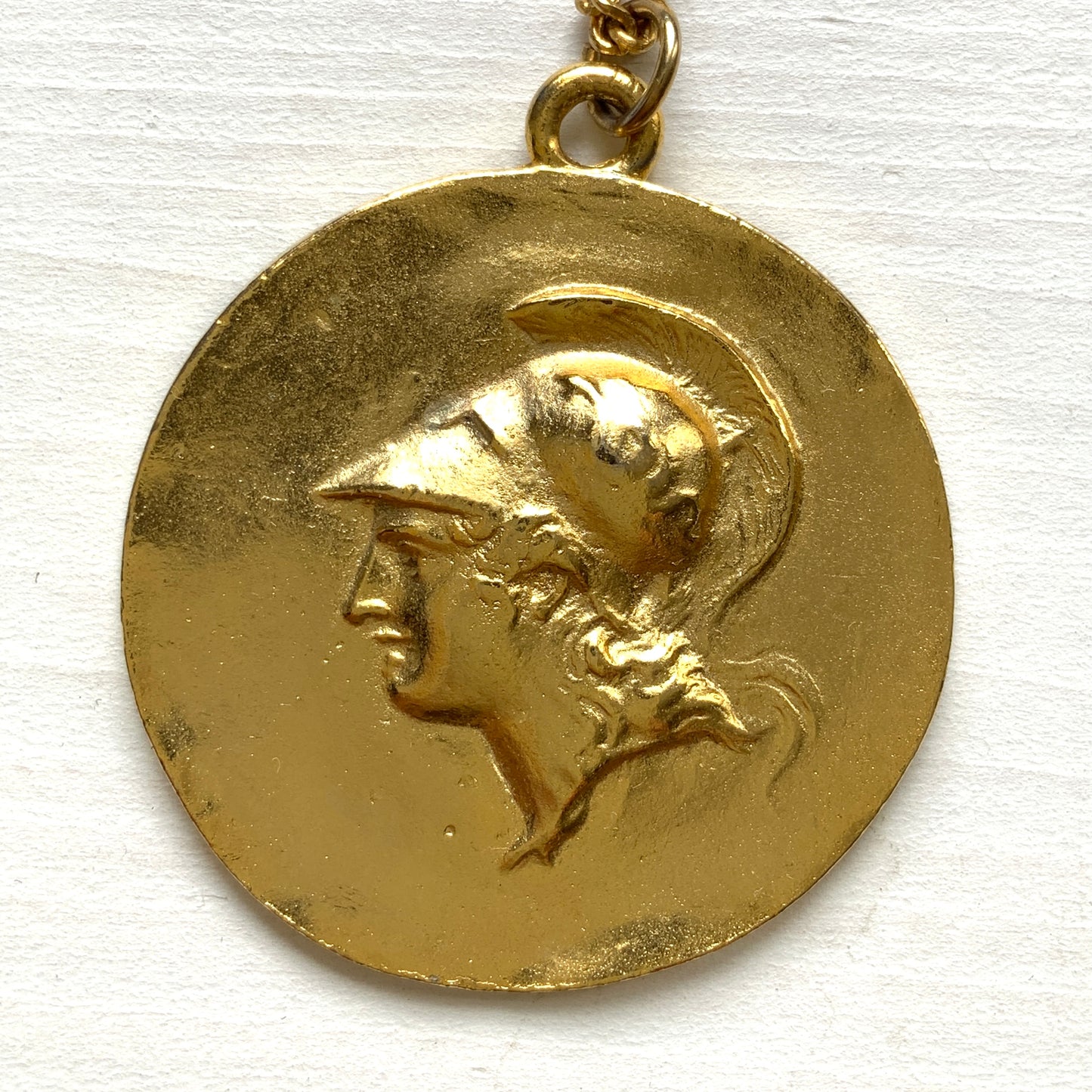 A gold-plated replica necklace of the Olympic Games medallion struck in AD 242. 金メッキを施した、紀元242年のオリンピック記念メダルのレプリカネックレス。
