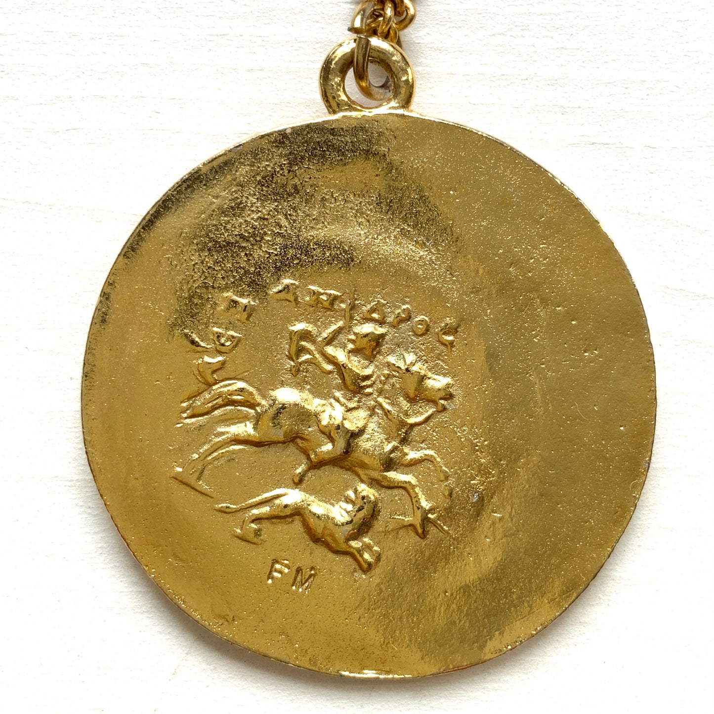 A gold-plated replica necklace of the Olympic Games medallion struck in AD 242. 金メッキを施した、紀元242年のオリンピック記念メダルのレプリカネックレス。