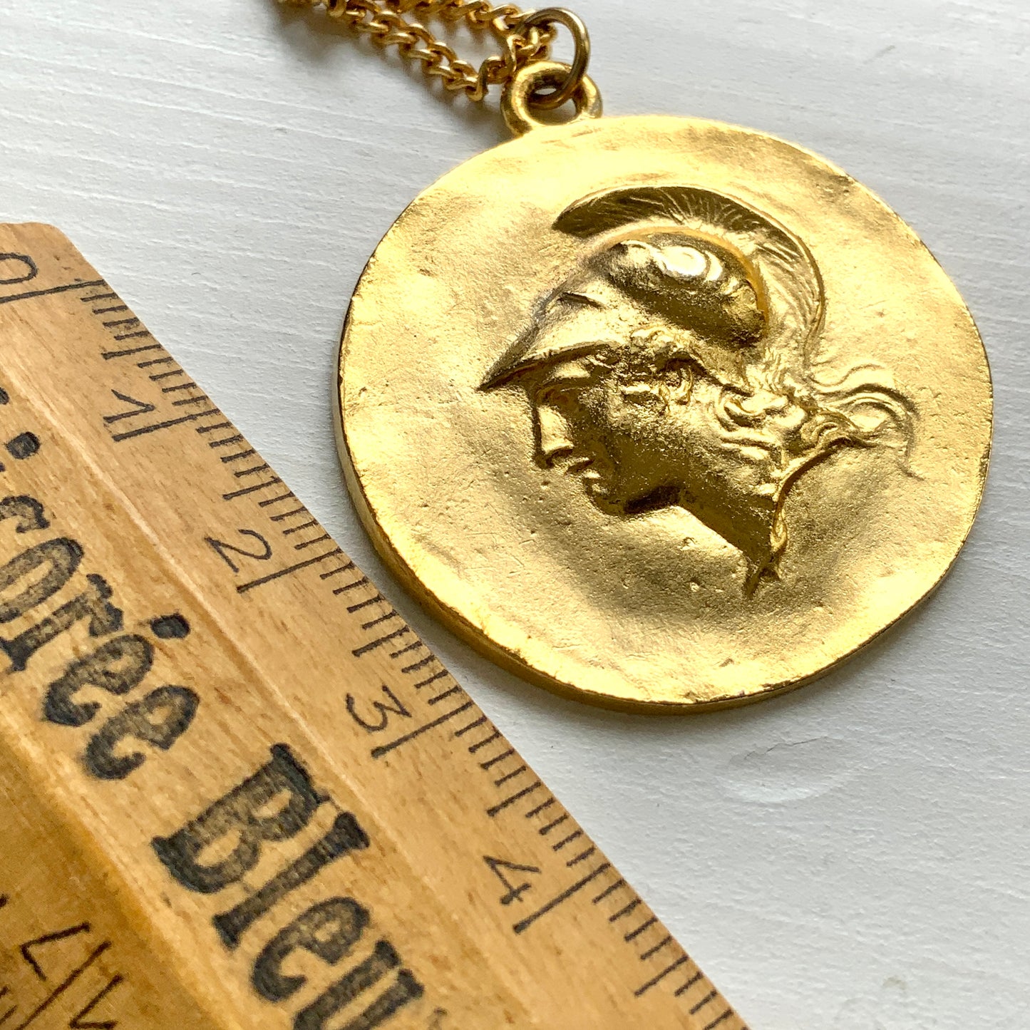 A gold-plated replica necklace of the Olympic Games medallion struck in AD 242. 金メッキを施した、紀元242年のオリンピック記念メダルのレプリカネックレス。