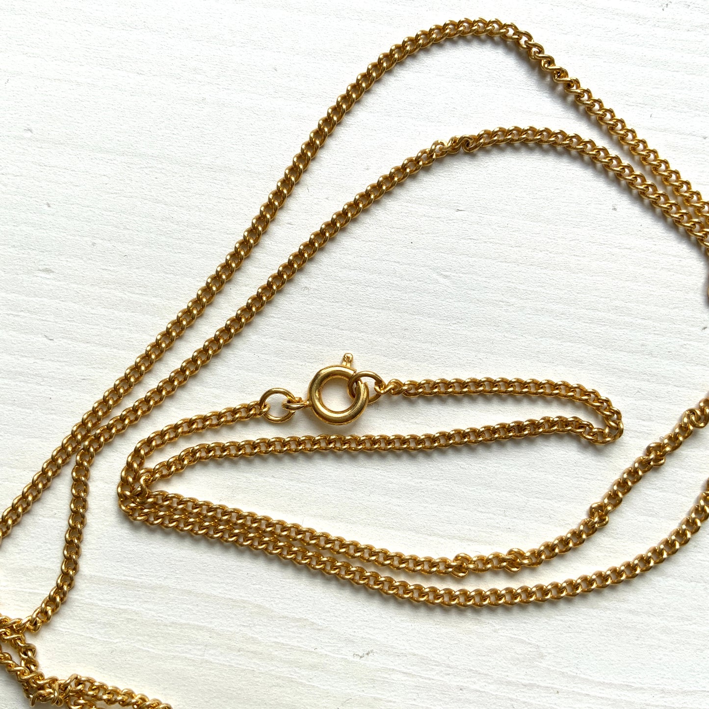A gold-plated replica necklace of the Olympic Games medallion struck in AD 242. 金メッキを施した、紀元242年のオリンピック記念メダルのレプリカネックレス。