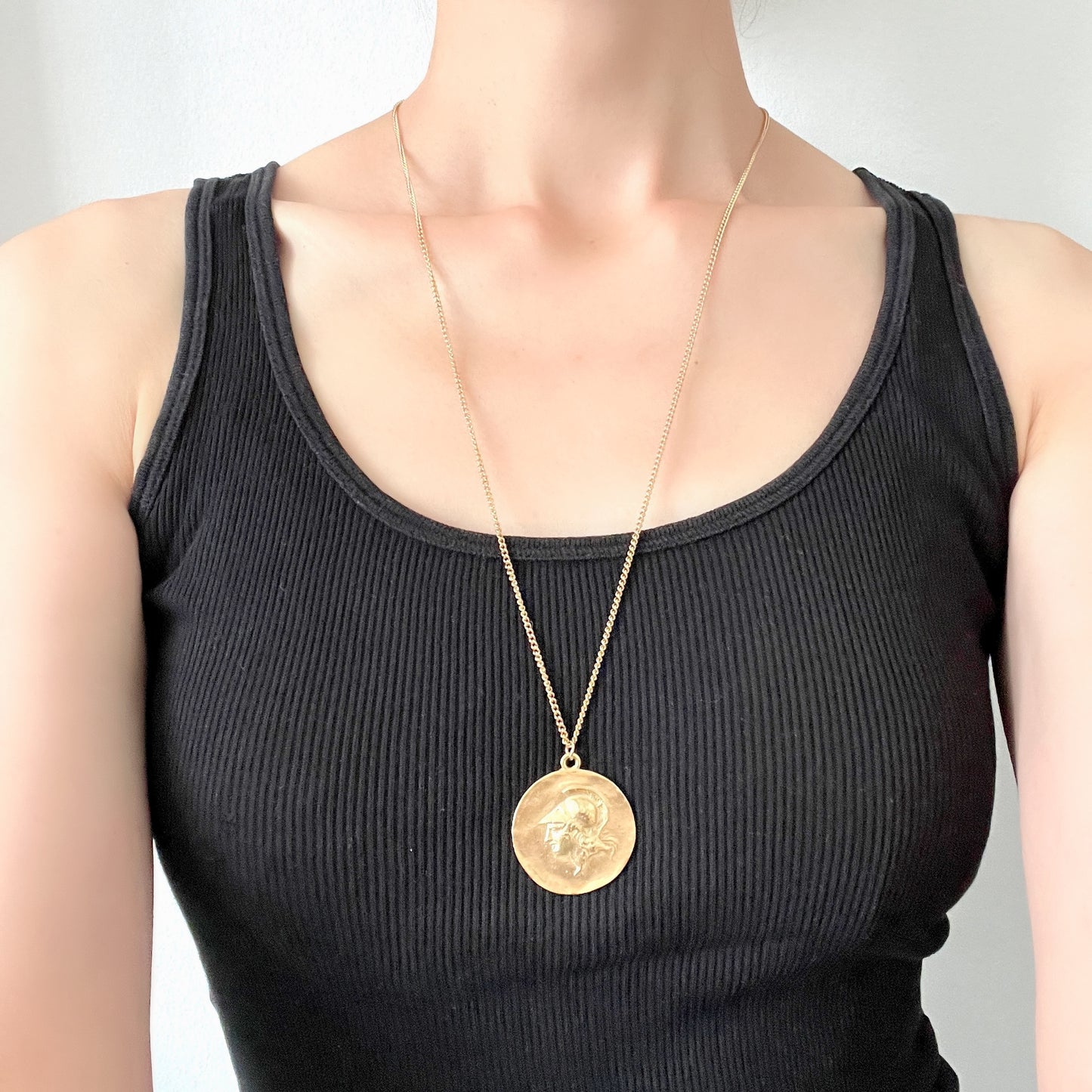A gold-plated replica necklace of the Olympic Games medallion struck in AD 242. 金メッキを施した、紀元242年のオリンピック記念メダルのレプリカネックレス。