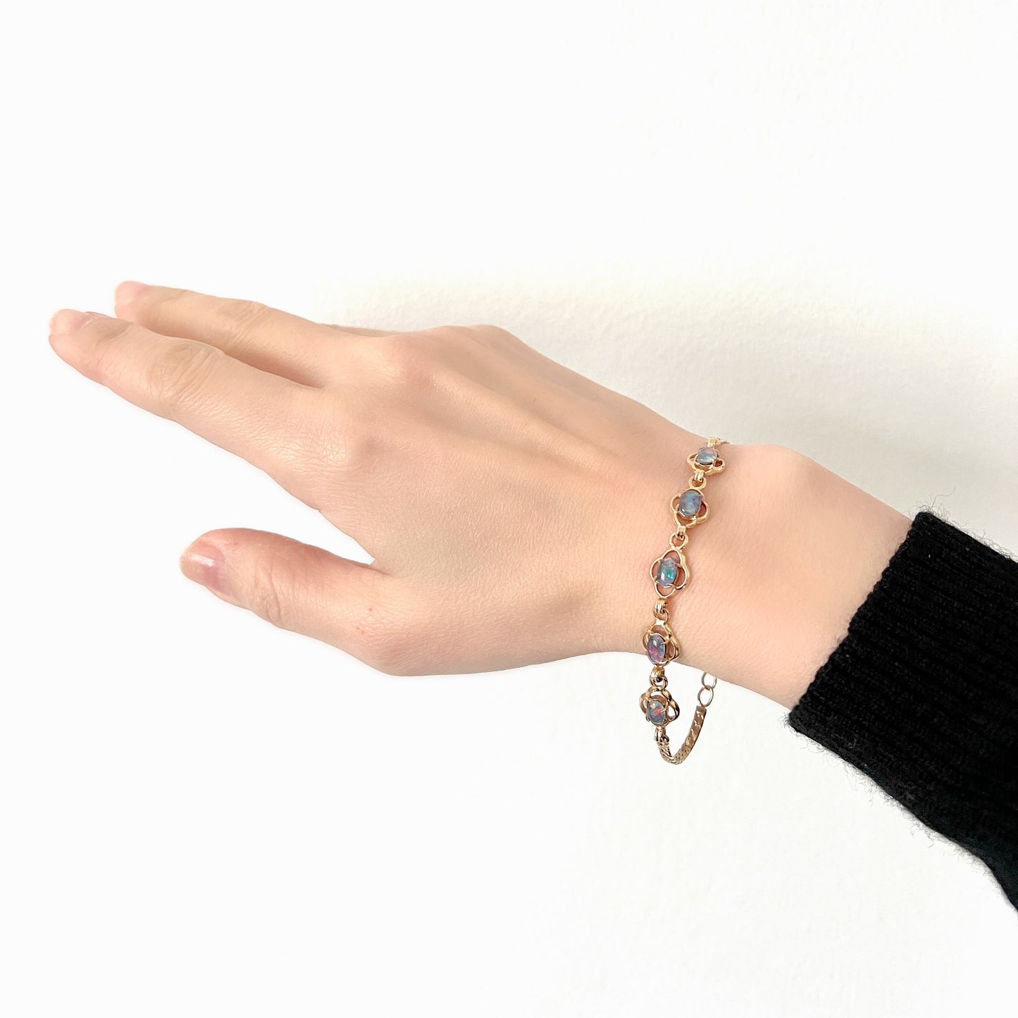 A vintage bracelet set with opal triplets. オパールトリプレットをあしらった、ヴィンテージブレスレット。