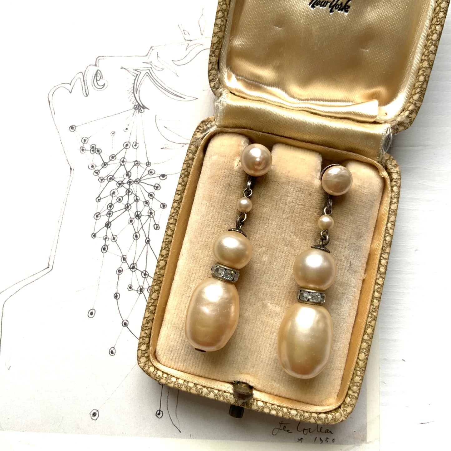 Cream-coloured glass pearls dangle from these screw-back earrings. クリームカラーのグラスパールがゆれるスクリューイヤリング。