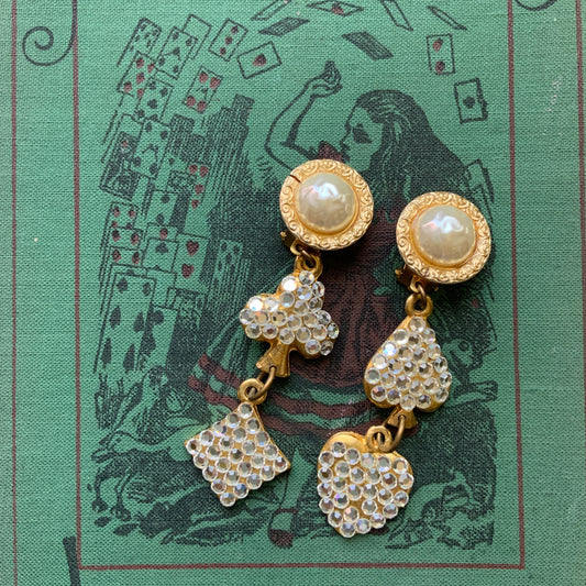 Clip-on Earrings with Pearl Cabochons and Dangling Playing Card Charms. パールカボションの下に、クリアラインストーンが散りばめられたトランプモチーフが揺れるクリップイヤリング。