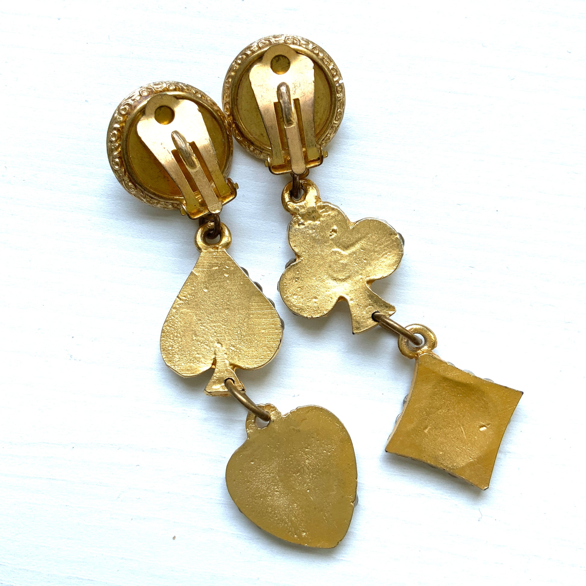 Clip-on Earrings with Pearl Cabochons and Dangling Playing Card Charms. パールカボションの下に、クリアラインストーンが散りばめられたトランプモチーフが揺れるクリップイヤリング。