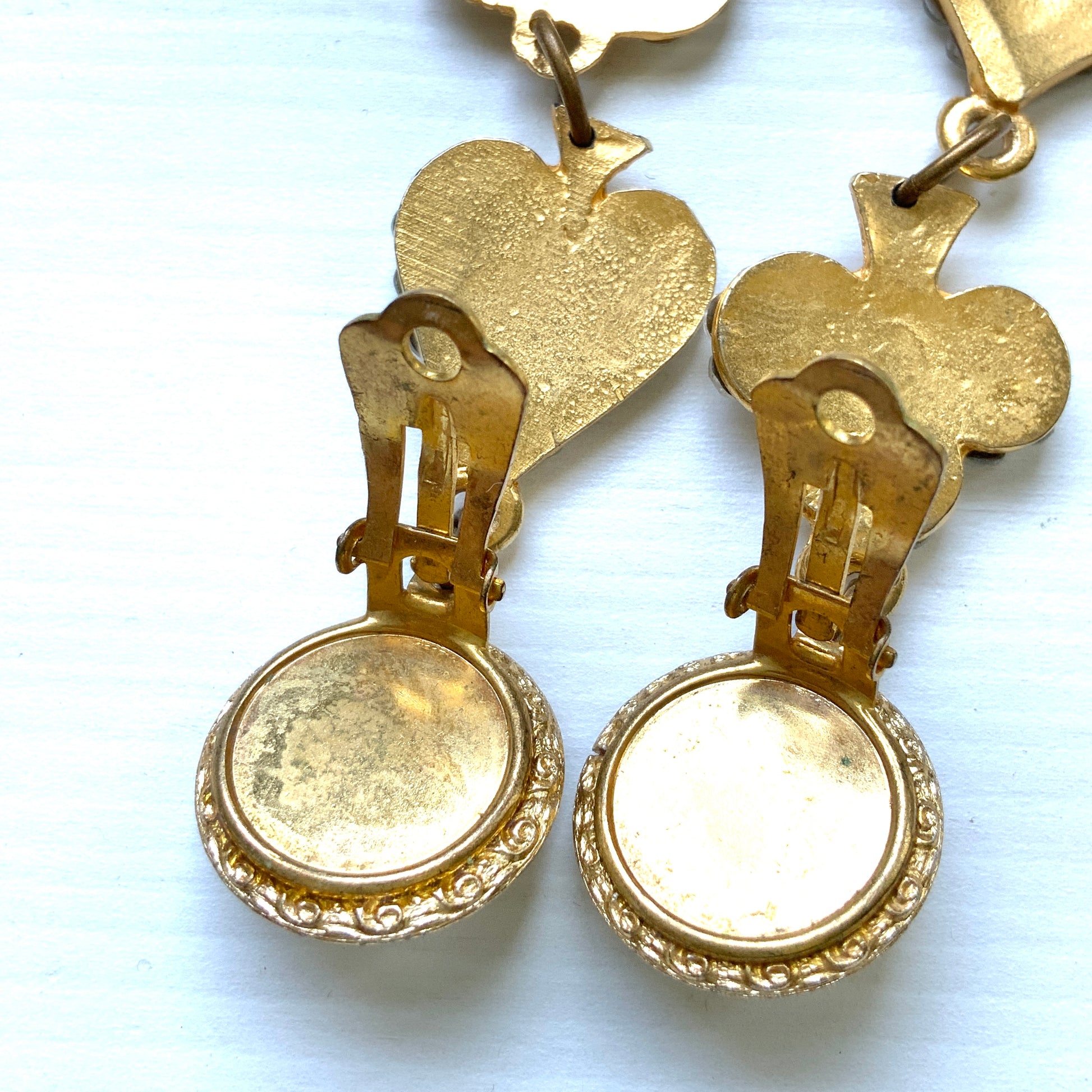 Clip-on Earrings with Pearl Cabochons and Dangling Playing Card Charms. パールカボションの下に、クリアラインストーンが散りばめられたトランプモチーフが揺れるクリップイヤリング。