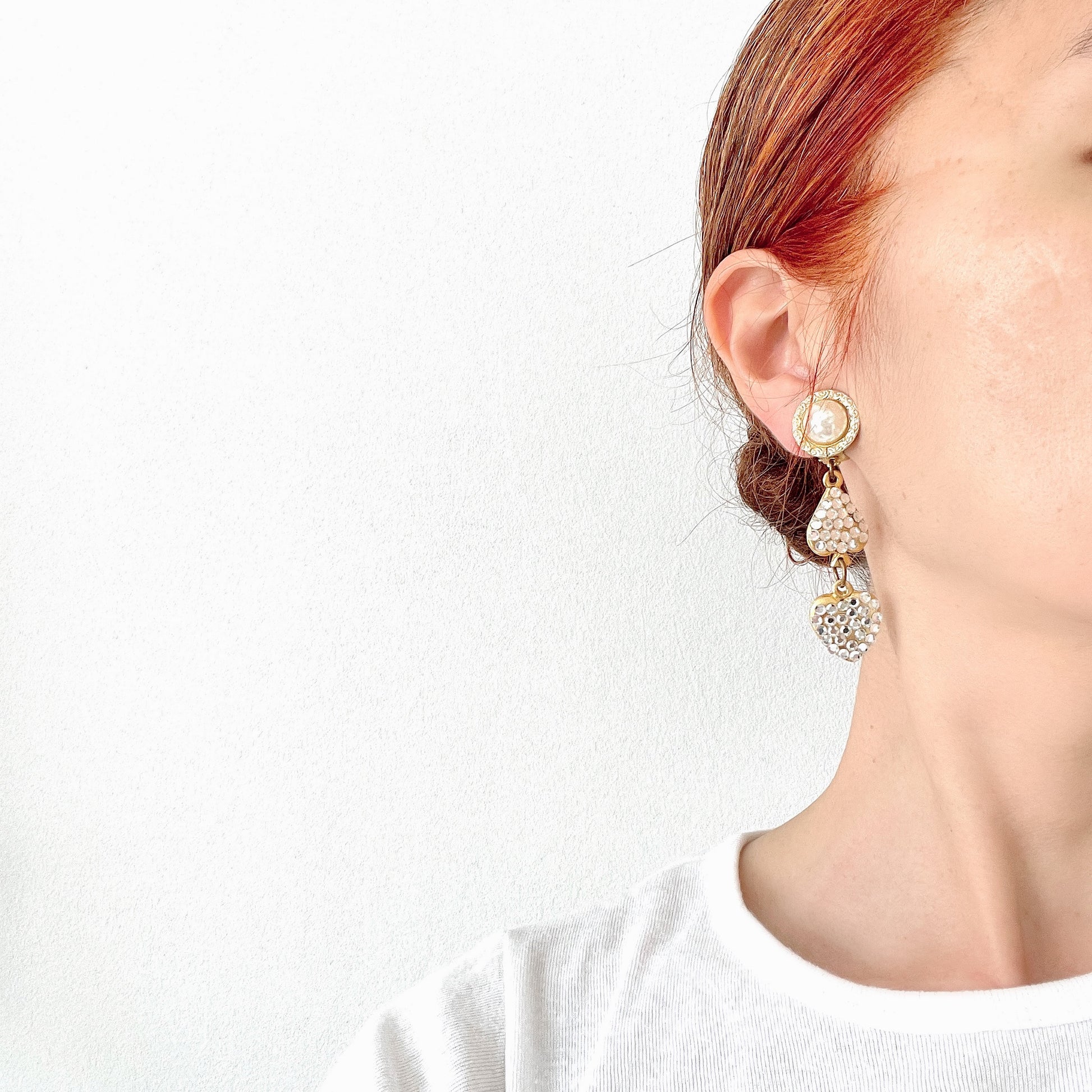 Clip-on Earrings with Pearl Cabochons and Dangling Playing Card Charms. パールカボションの下に、クリアラインストーンが散りばめられたトランプモチーフが揺れるクリップイヤリング。