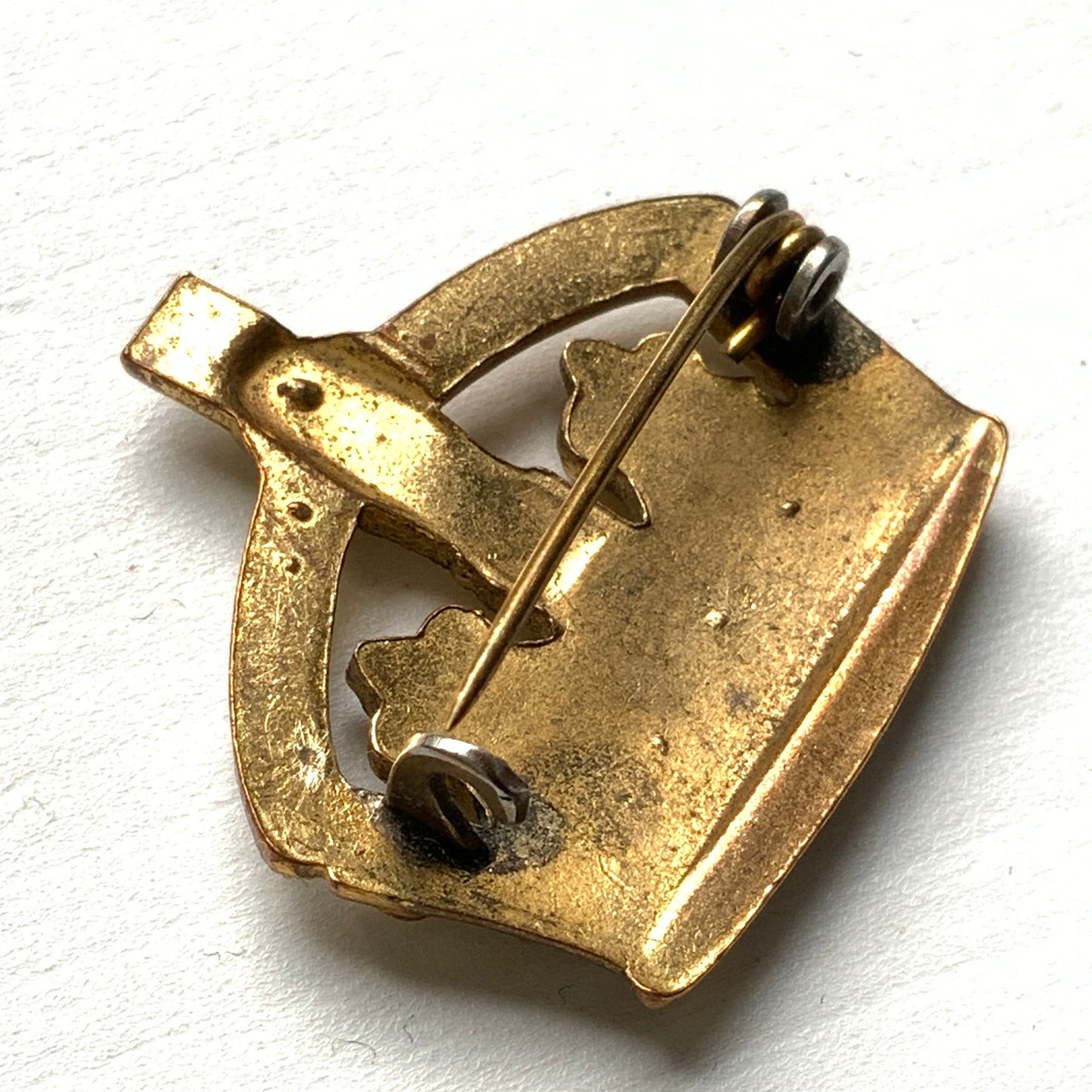A gold-tone metal crown brooch adorned with clear rhinestones. ゴールドトーンメタルのクラウンに、クリアラインストーンがあしらわれたブローチ。