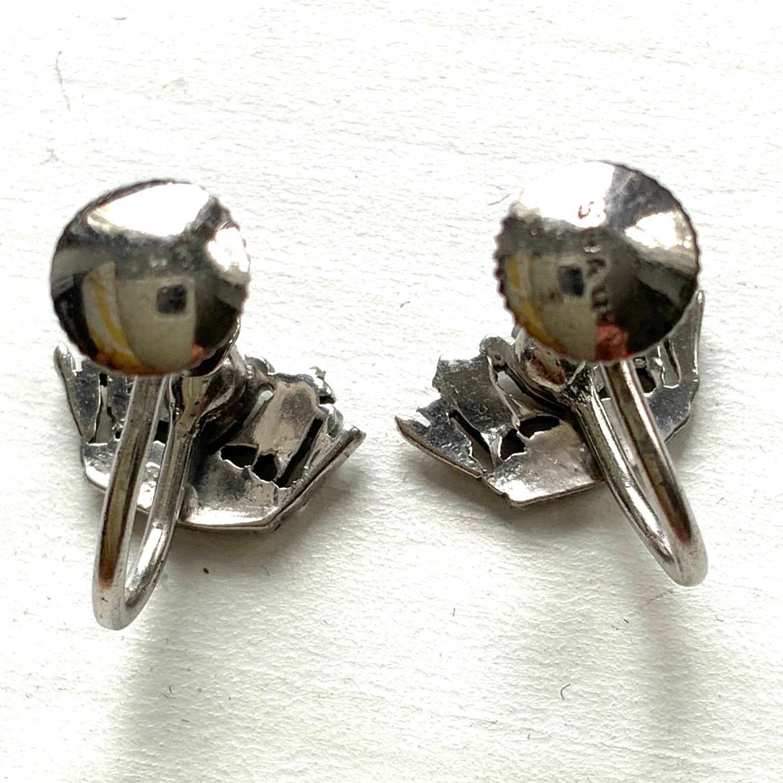Silver screw-back earrings featuring a naval crown decorated with clear rhinestones. クリアラインストーンがあしらわれた海軍王冠のシルバーのスクリューイヤリング。