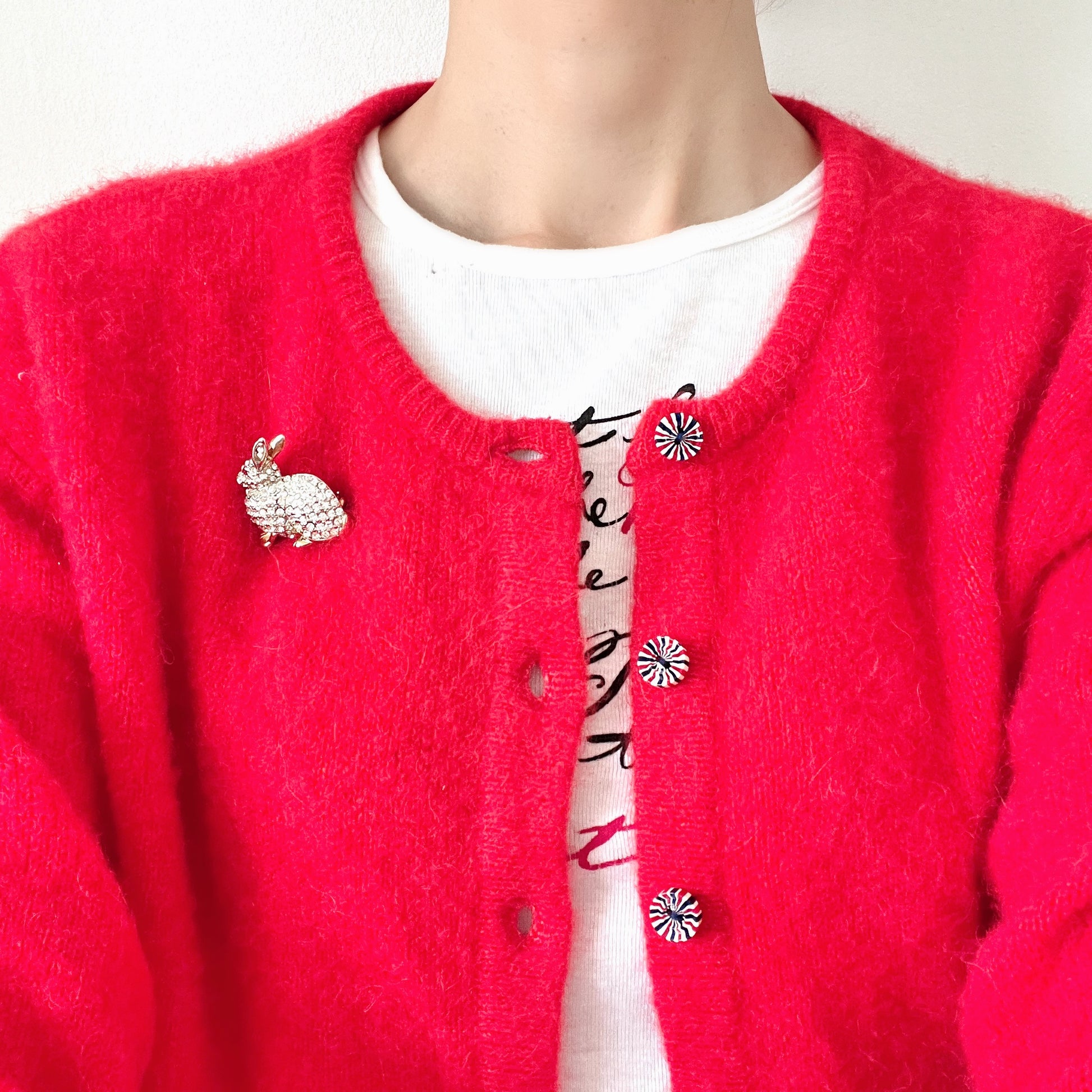 A brooch featuring a rabbit with a plump body adorned with scattered clear rhinestones. ふっくらとしたボディにクリアラインストーンが散りばめられたうさぎのブローチ。