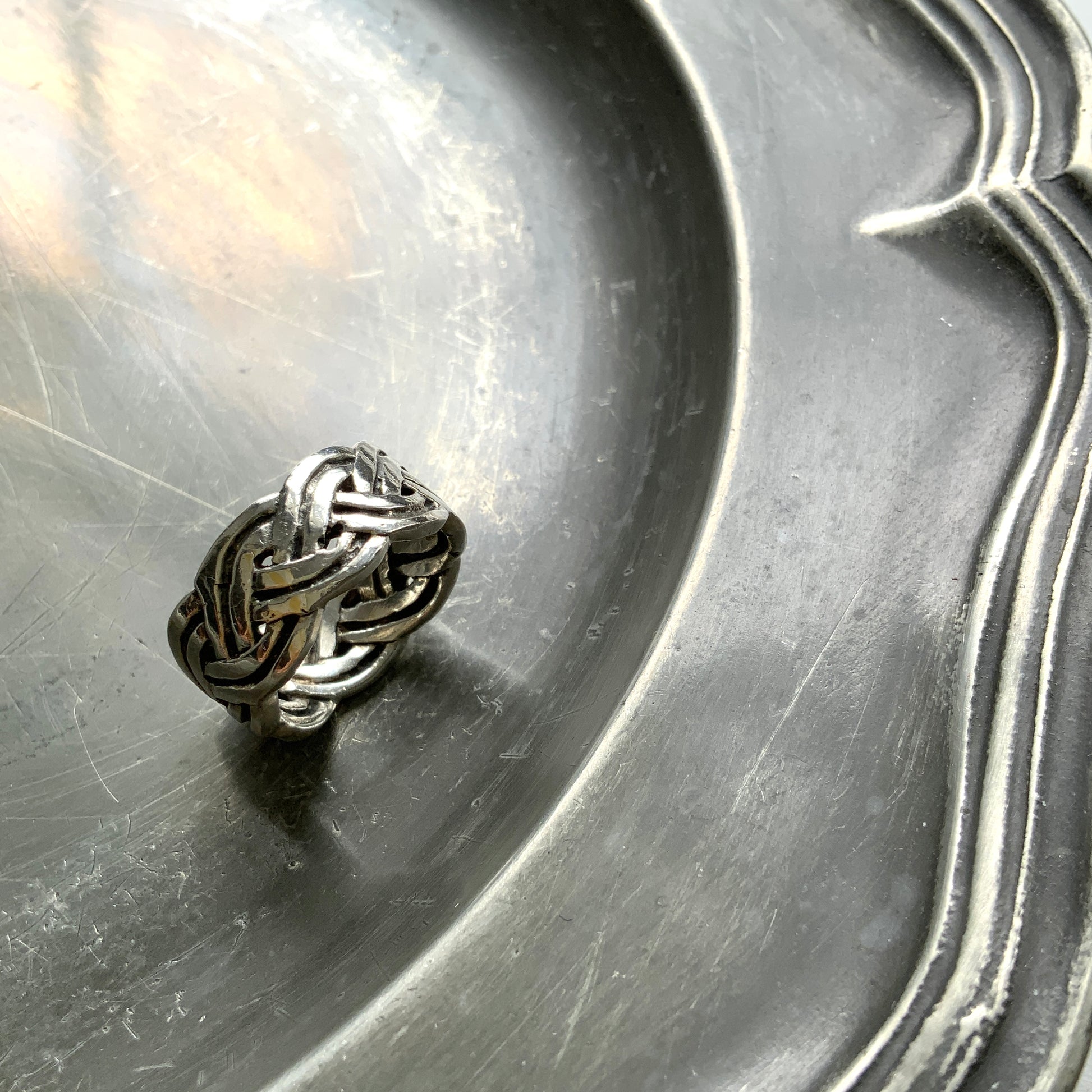 Silver ring with a Celtic knot motif. The endless interlacing design, rooted in ancient Celtic culture, symbolises eternity and unity. ケルティックノットモチーフのシルバーリング。 編み目が途切れなく続くデザインは、“永遠”や“絆”を象徴するモチーフとして古代ケルト文化に由来しています。