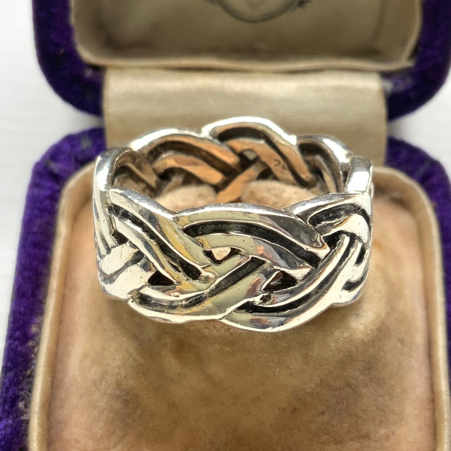 Silver ring with a Celtic knot motif. The endless interlacing design, rooted in ancient Celtic culture, symbolises eternity and unity. ケルティックノットモチーフのシルバーリング。 編み目が途切れなく続くデザインは、“永遠”や“絆”を象徴するモチーフとして古代ケルト文化に由来しています。