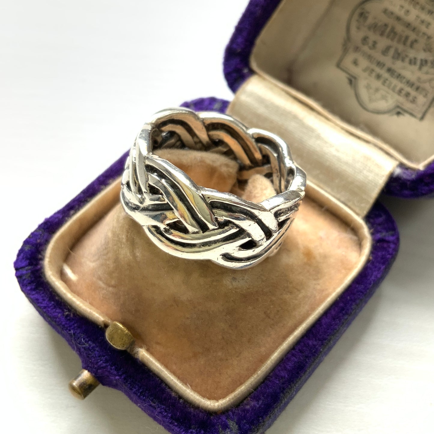 Silver ring with a Celtic knot motif. The endless interlacing design, rooted in ancient Celtic culture, symbolises eternity and unity. ケルティックノットモチーフのシルバーリング。 編み目が途切れなく続くデザインは、“永遠”や“絆”を象徴するモチーフとして古代ケルト文化に由来しています。