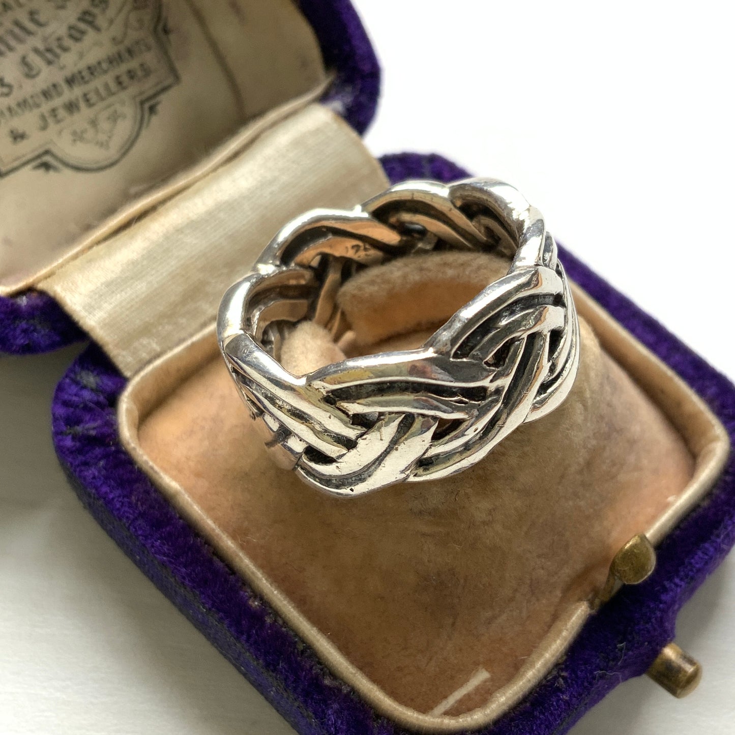 Silver ring with a Celtic knot motif. The endless interlacing design, rooted in ancient Celtic culture, symbolises eternity and unity. ケルティックノットモチーフのシルバーリング。 編み目が途切れなく続くデザインは、“永遠”や“絆”を象徴するモチーフとして古代ケルト文化に由来しています。