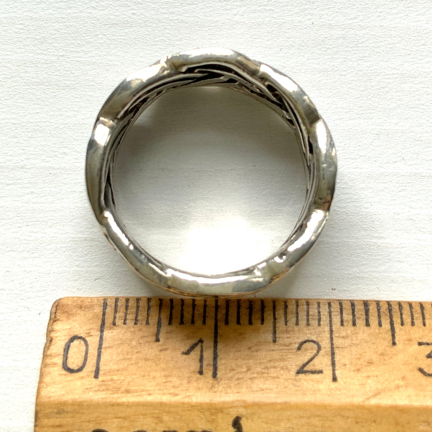 Silver ring with a Celtic knot motif. The endless interlacing design, rooted in ancient Celtic culture, symbolises eternity and unity. ケルティックノットモチーフのシルバーリング。 編み目が途切れなく続くデザインは、“永遠”や“絆”を象徴するモチーフとして古代ケルト文化に由来しています。