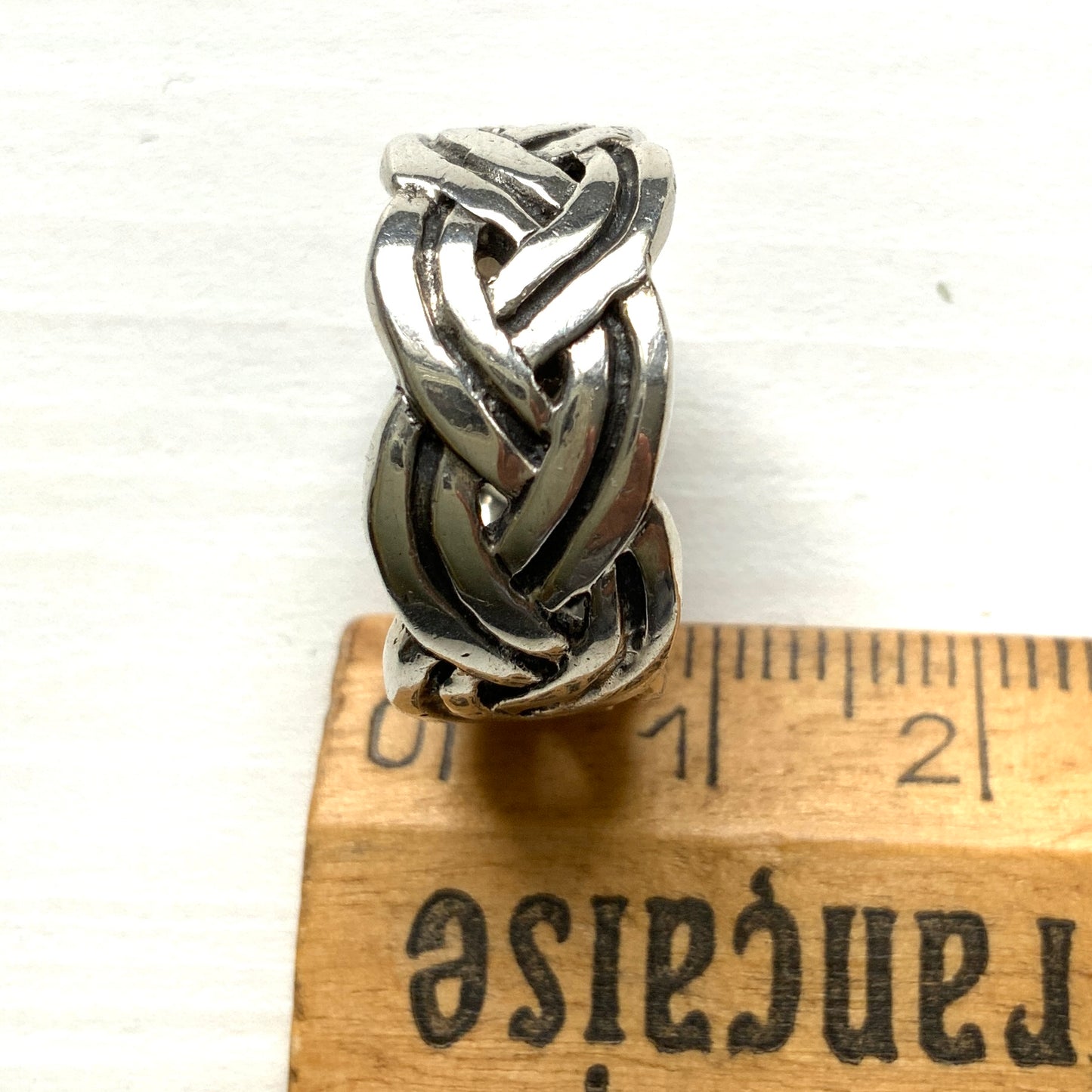 Silver ring with a Celtic knot motif. The endless interlacing design, rooted in ancient Celtic culture, symbolises eternity and unity. ケルティックノットモチーフのシルバーリング。 編み目が途切れなく続くデザインは、“永遠”や“絆”を象徴するモチーフとして古代ケルト文化に由来しています。