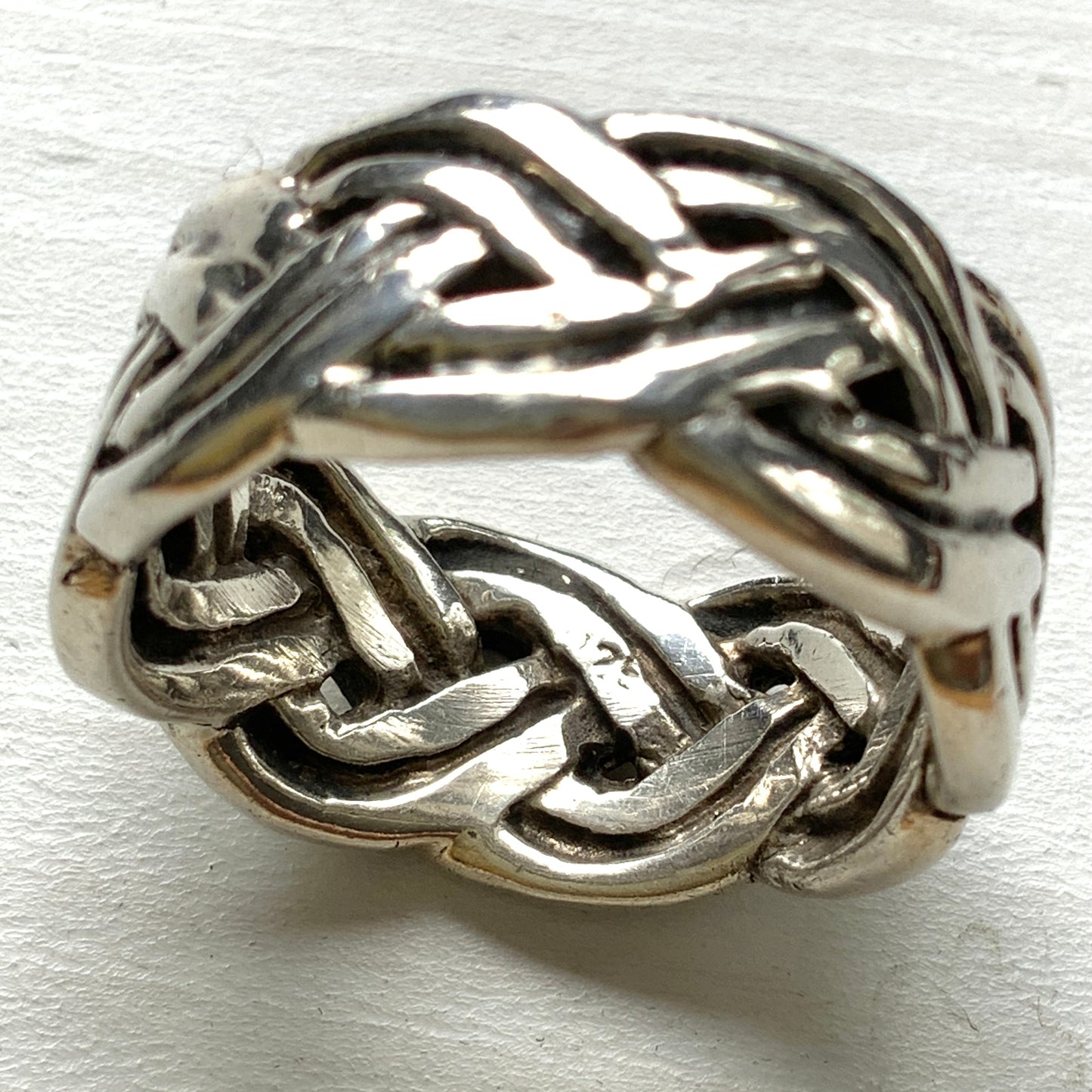 Silver ring with a Celtic knot motif. The endless interlacing design, rooted in ancient Celtic culture, symbolises eternity and unity. ケルティックノットモチーフのシルバーリング。 編み目が途切れなく続くデザインは、“永遠”や“絆”を象徴するモチーフとして古代ケルト文化に由来しています。