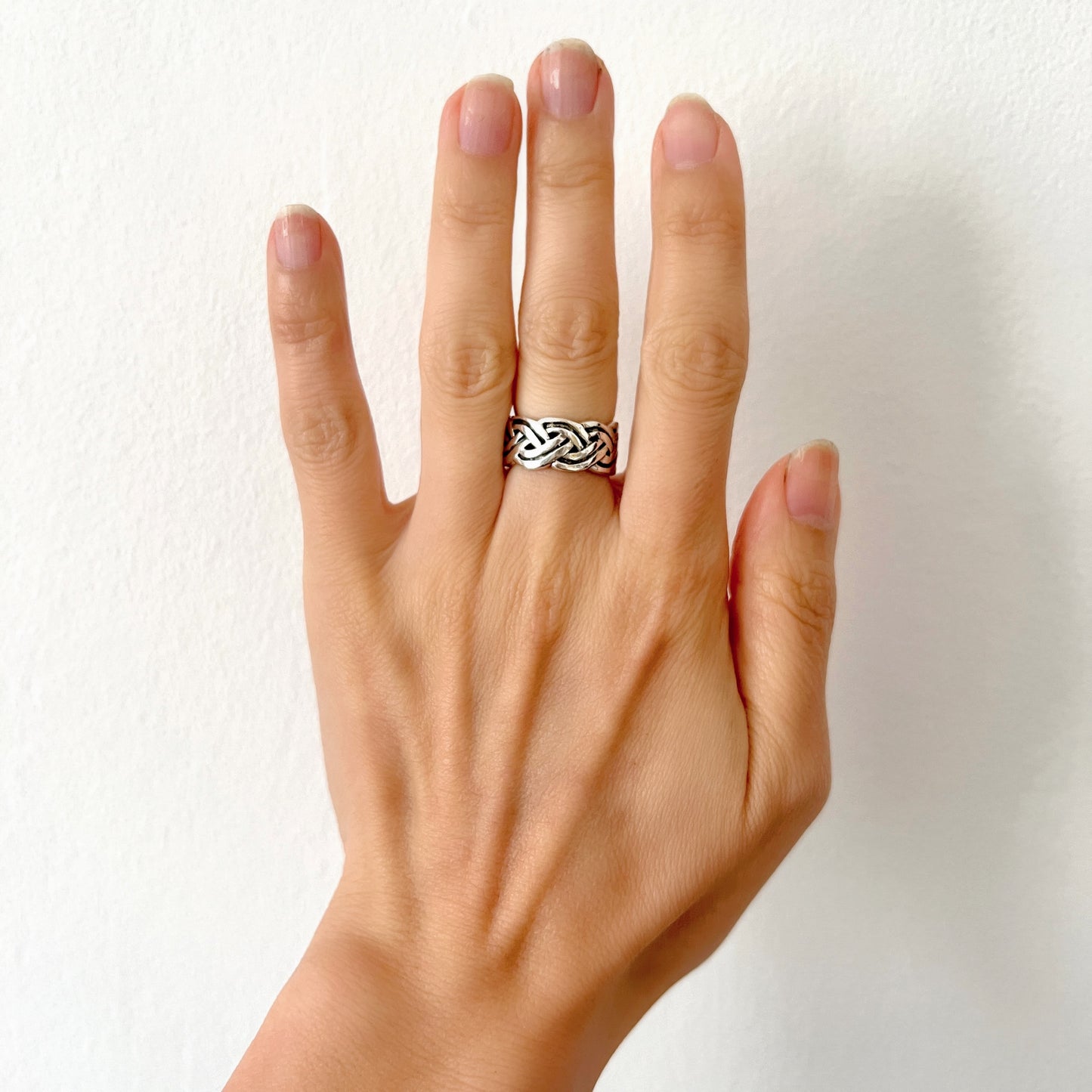 Silver ring with a Celtic knot motif. The endless interlacing design, rooted in ancient Celtic culture, symbolises eternity and unity. ケルティックノットモチーフのシルバーリング。 編み目が途切れなく続くデザインは、“永遠”や“絆”を象徴するモチーフとして古代ケルト文化に由来しています。