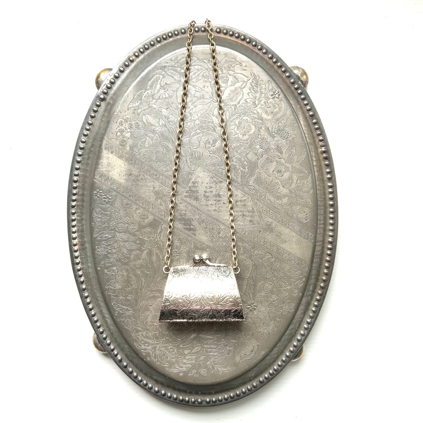 Silver-tone miniature purse pendant necklace. シルバートーンの小さながま口ペンダントネックレス。