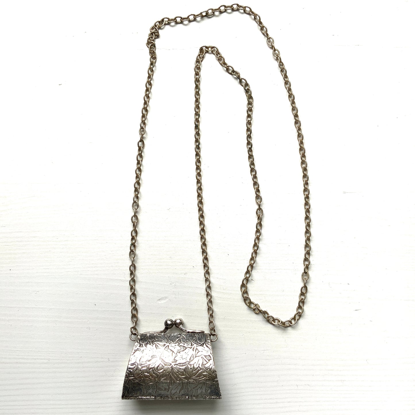 Silver-tone miniature purse pendant necklace. シルバートーンの小さながま口ペンダントネックレス。
