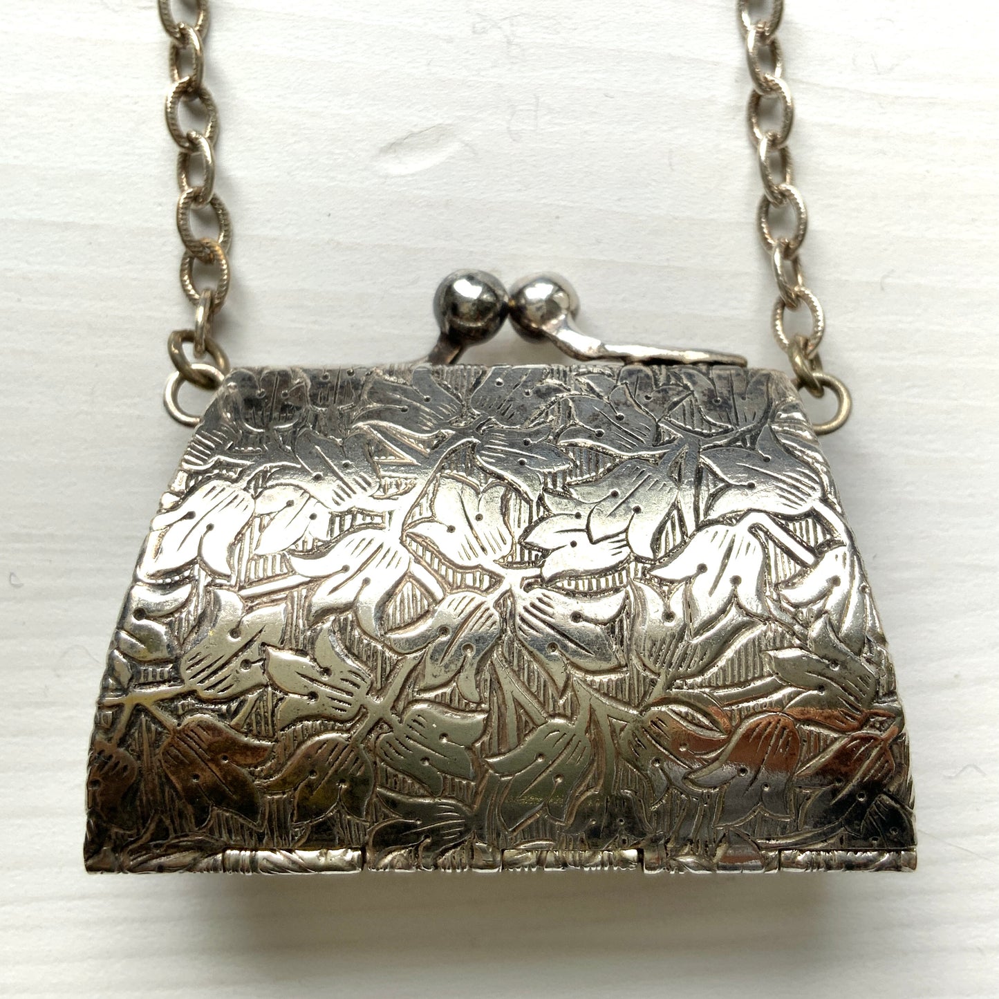 Silver-tone miniature purse pendant necklace. シルバートーンの小さながま口ペンダントネックレス。
