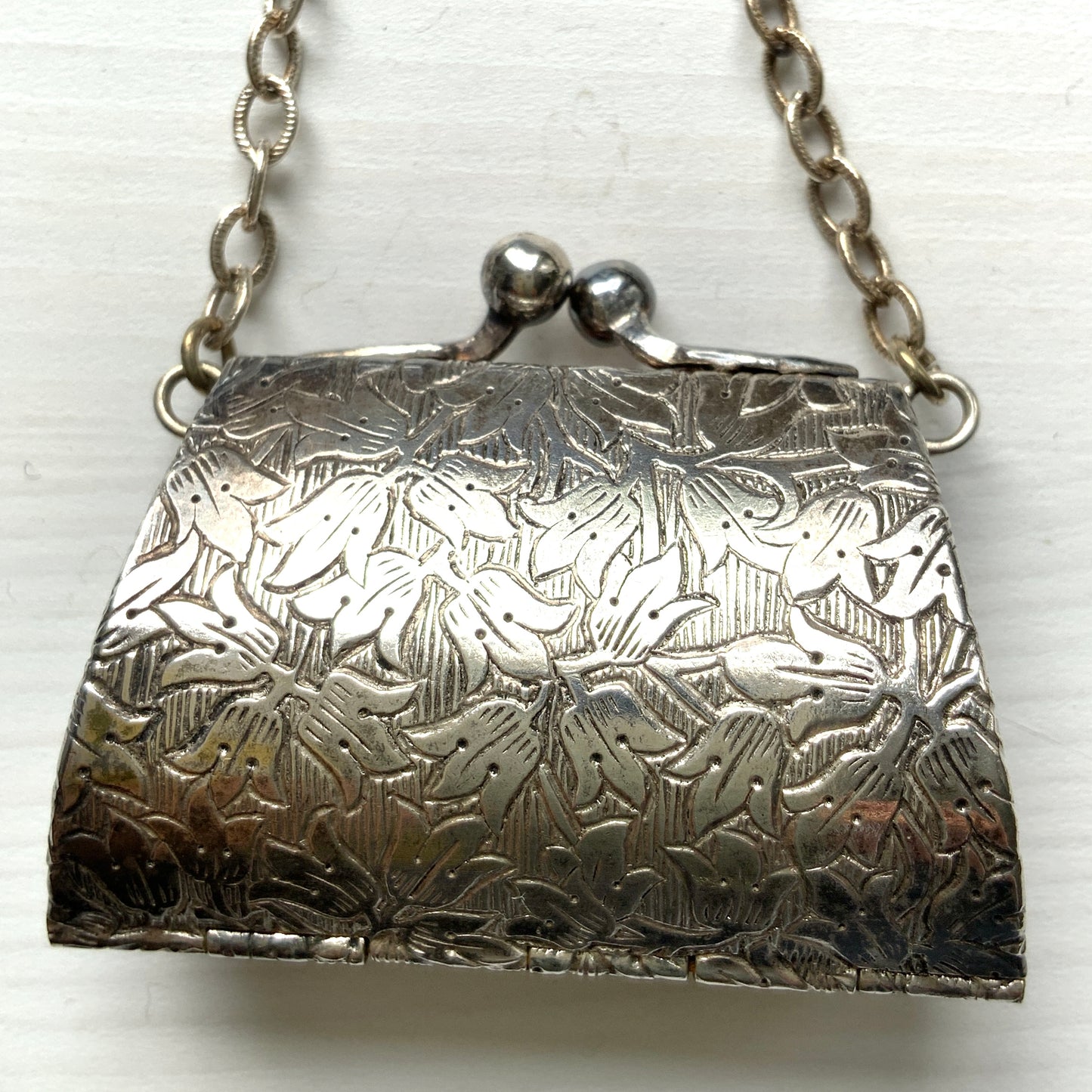 Silver-tone miniature purse pendant necklace. シルバートーンの小さながま口ペンダントネックレス。
