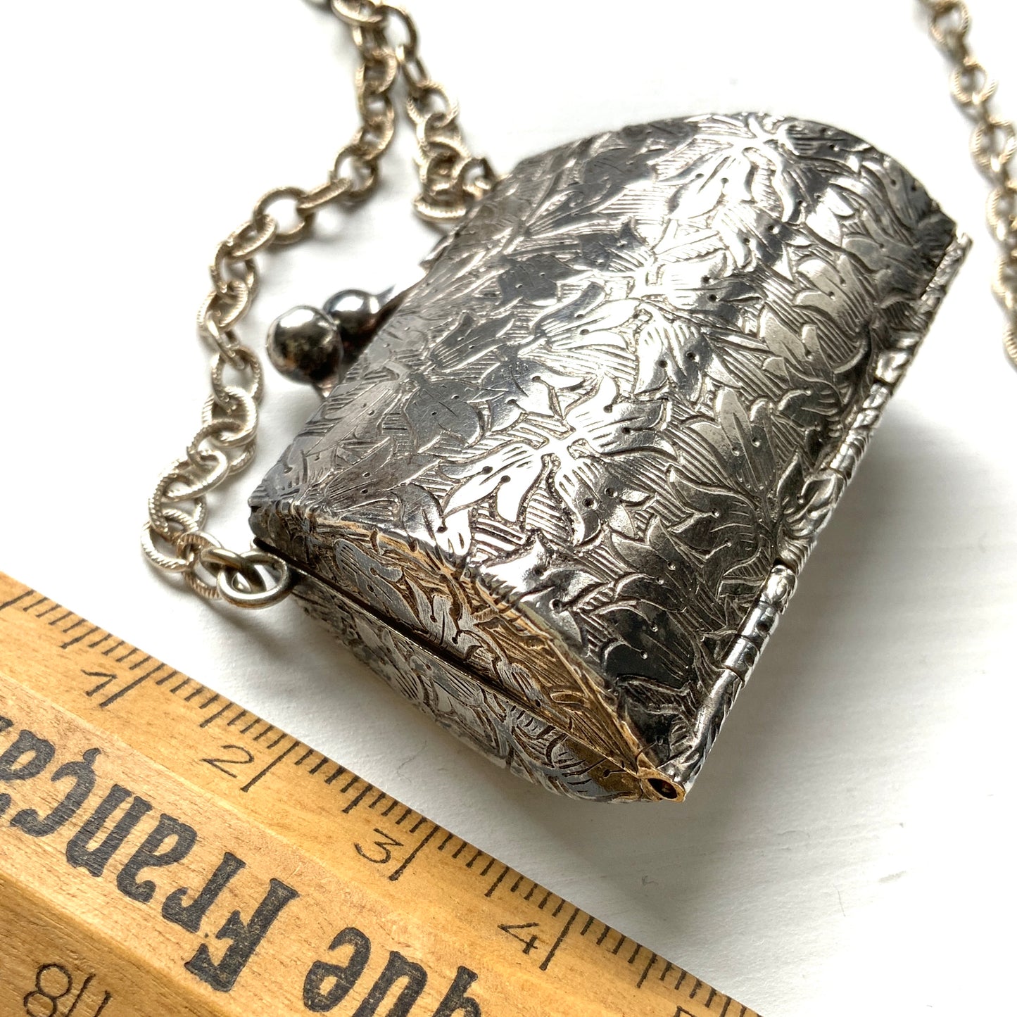 Silver-tone miniature purse pendant necklace. シルバートーンの小さながま口ペンダントネックレス。