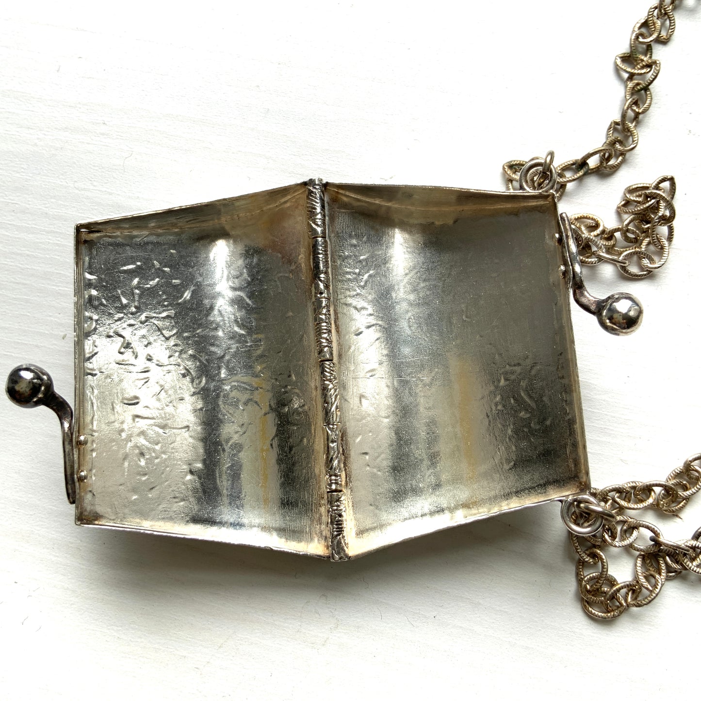 Silver-tone miniature purse pendant necklace. シルバートーンの小さながま口ペンダントネックレス。