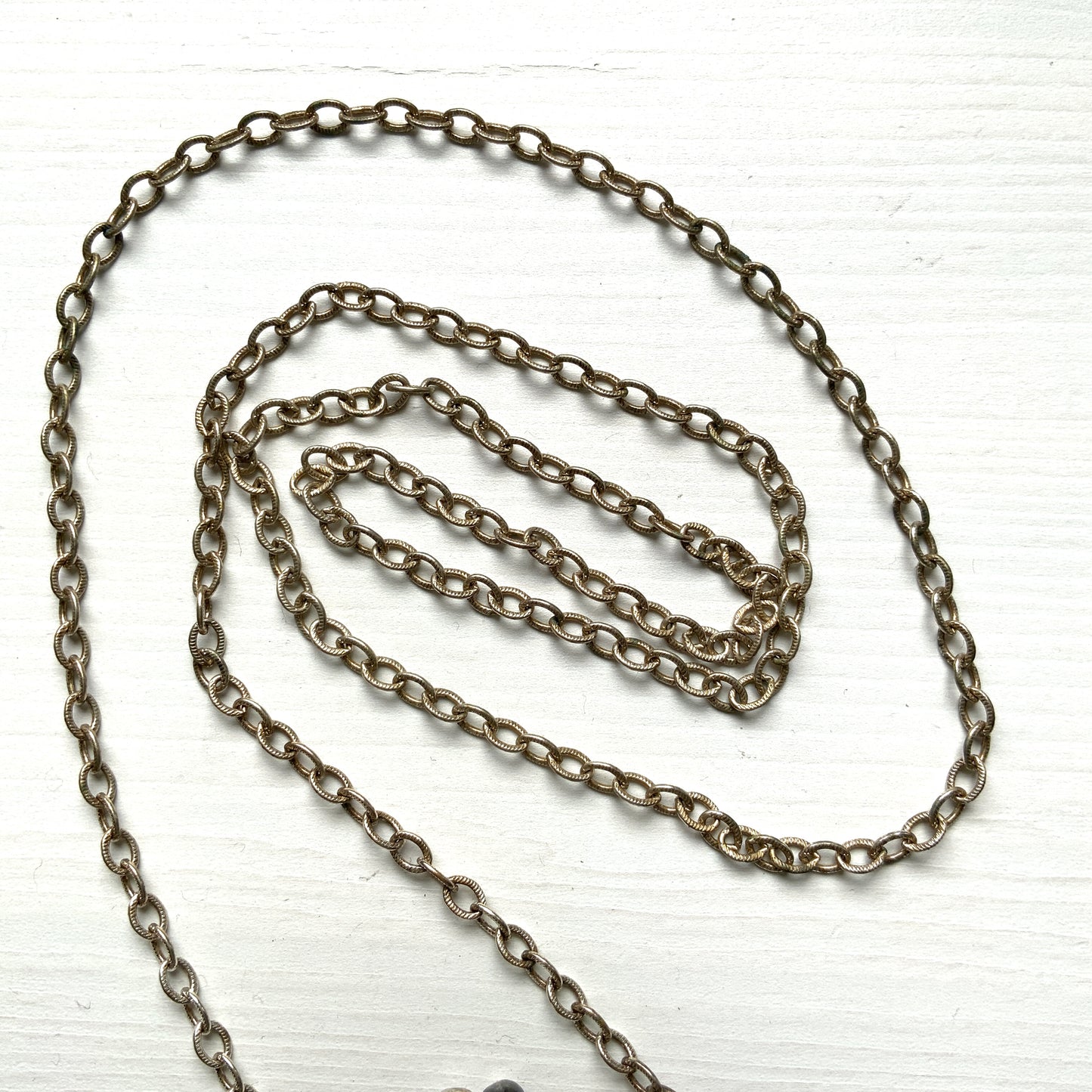 Silver-tone miniature purse pendant necklace. シルバートーンの小さながま口ペンダントネックレス。