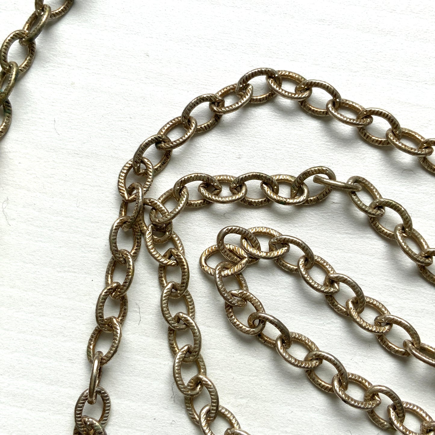 Silver-tone miniature purse pendant necklace. シルバートーンの小さながま口ペンダントネックレス。