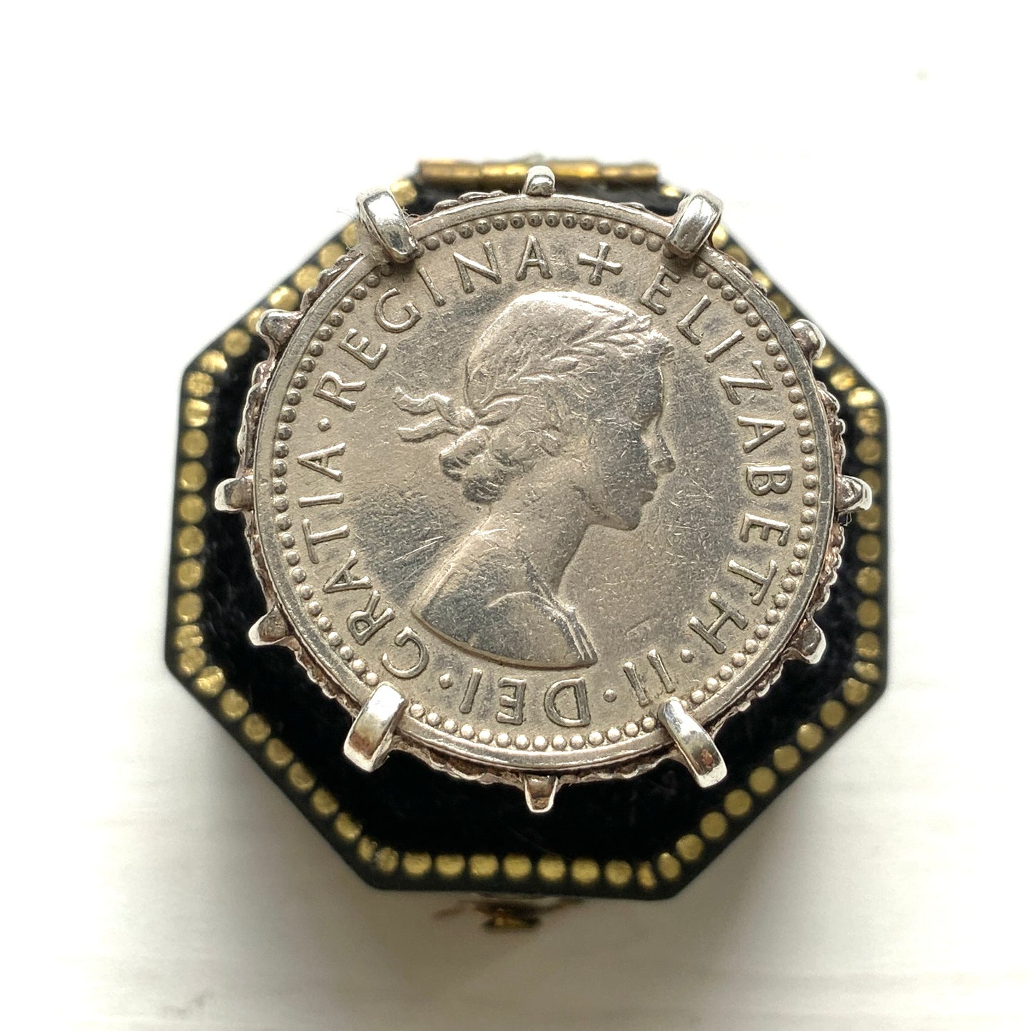 A vintage sterling silver ring set with a 1958 sixpence coin. 1958年の6ペンスコインを使ったシルバーリング。