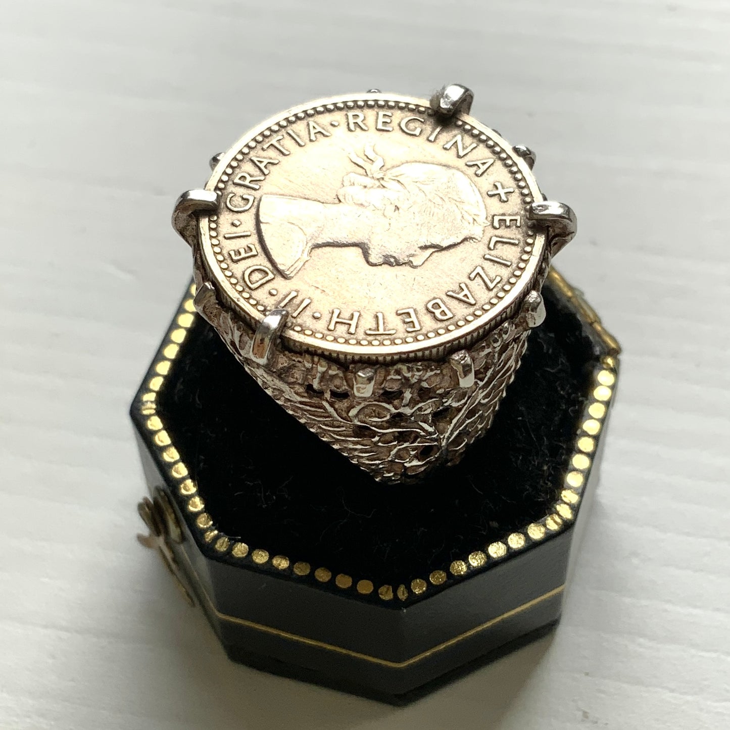 A vintage sterling silver ring set with a 1958 sixpence coin. 1958年の6ペンスコインを使ったシルバーリング。