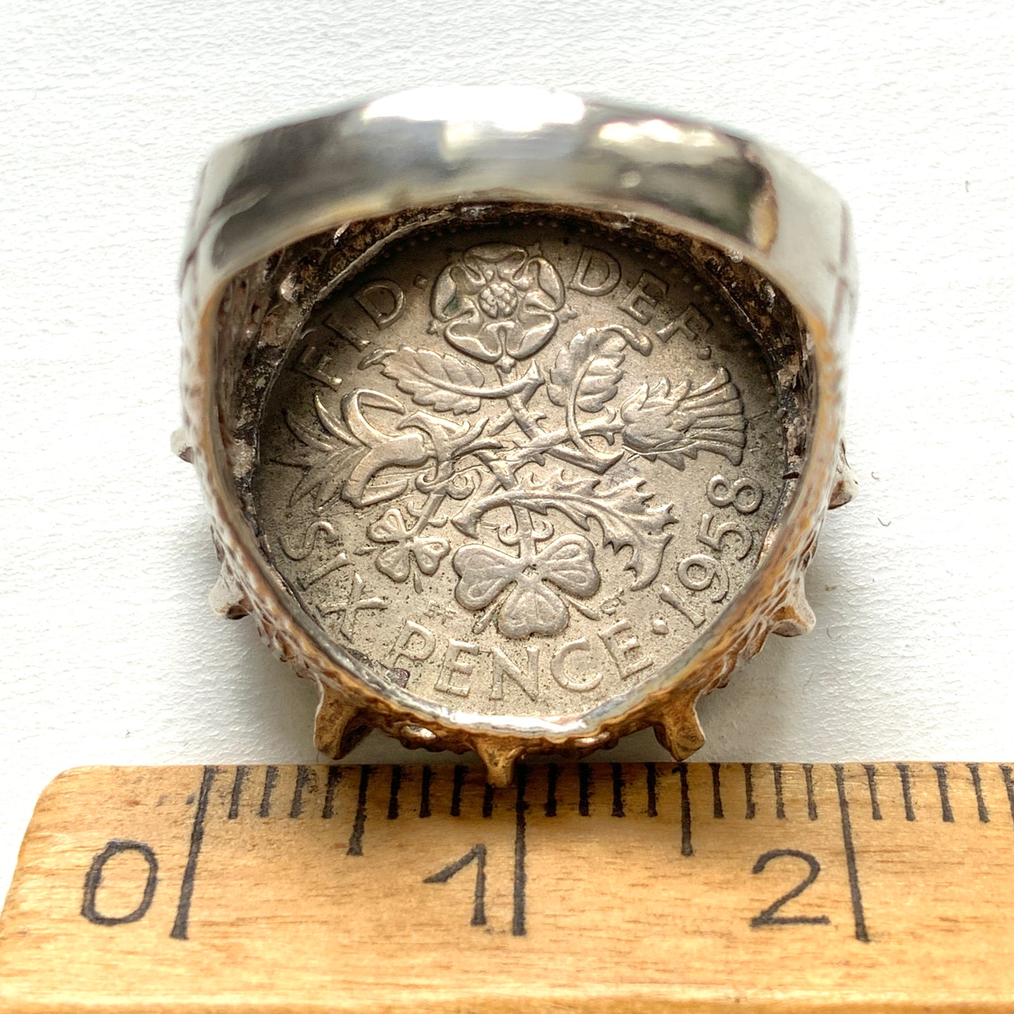 A vintage sterling silver ring set with a 1958 sixpence coin. 1958年の6ペンスコインを使ったシルバーリング。