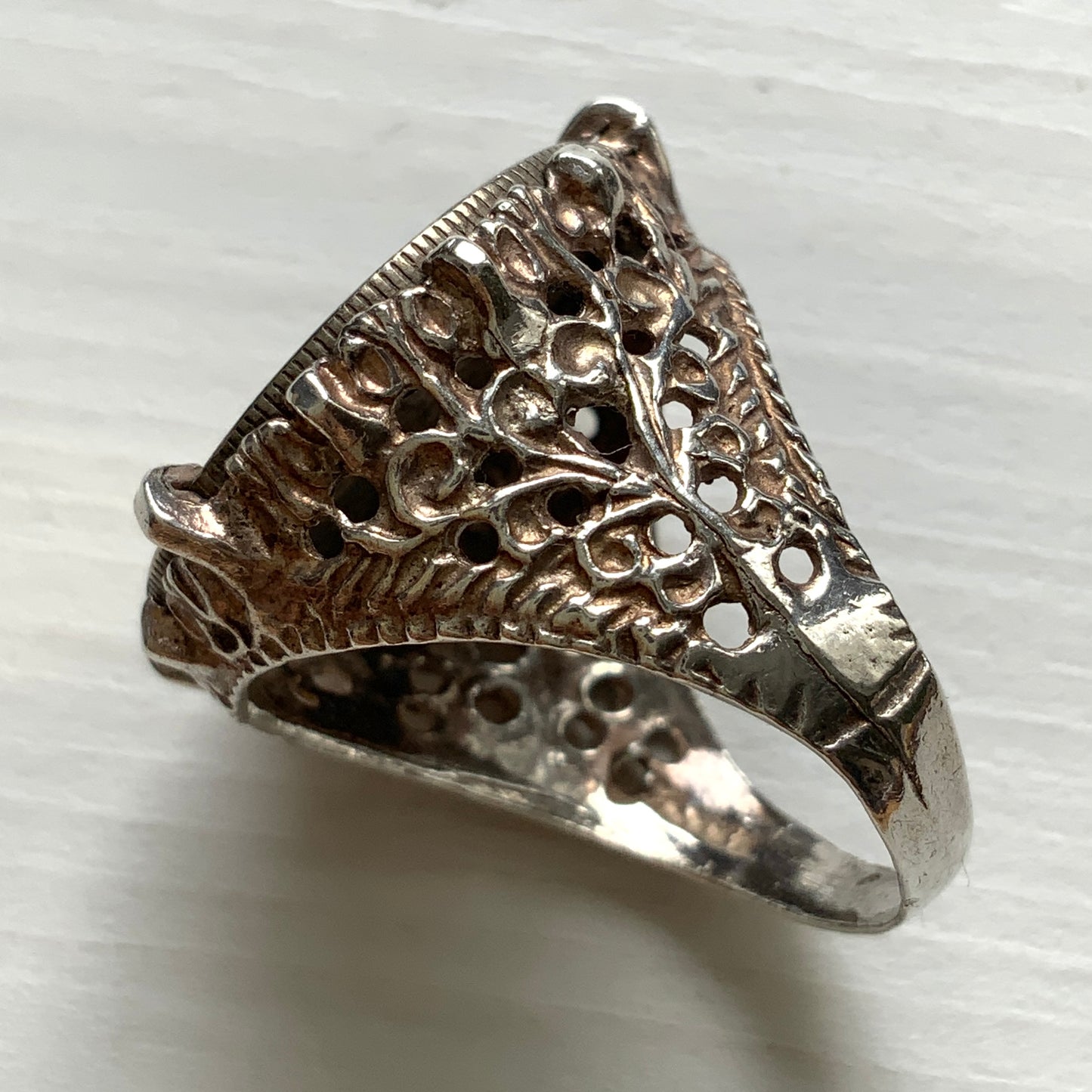 A vintage sterling silver ring set with a 1958 sixpence coin. 1958年の6ペンスコインを使ったシルバーリング。