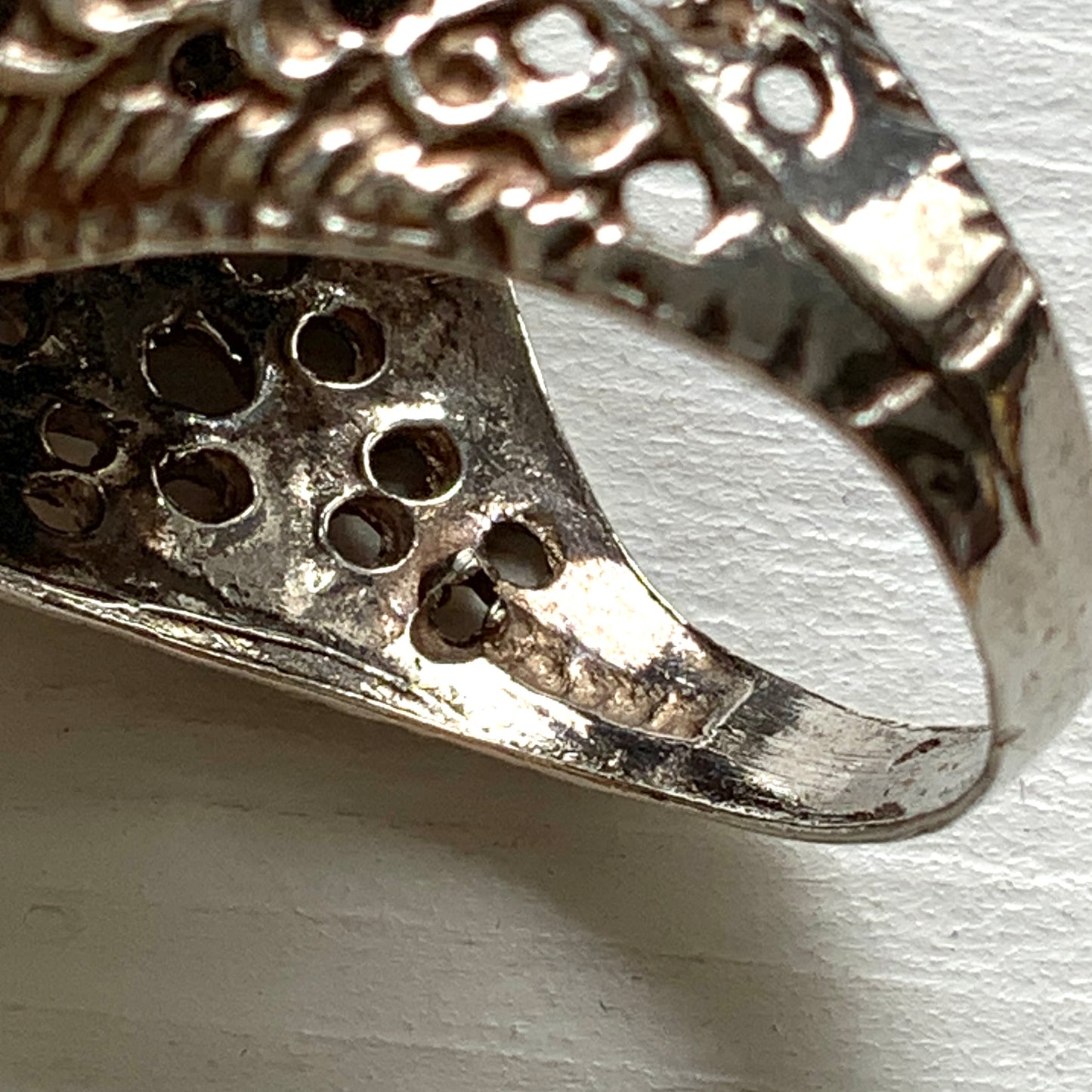 A vintage sterling silver ring set with a 1958 sixpence coin. 1958年の6ペンスコインを使ったシルバーリング。