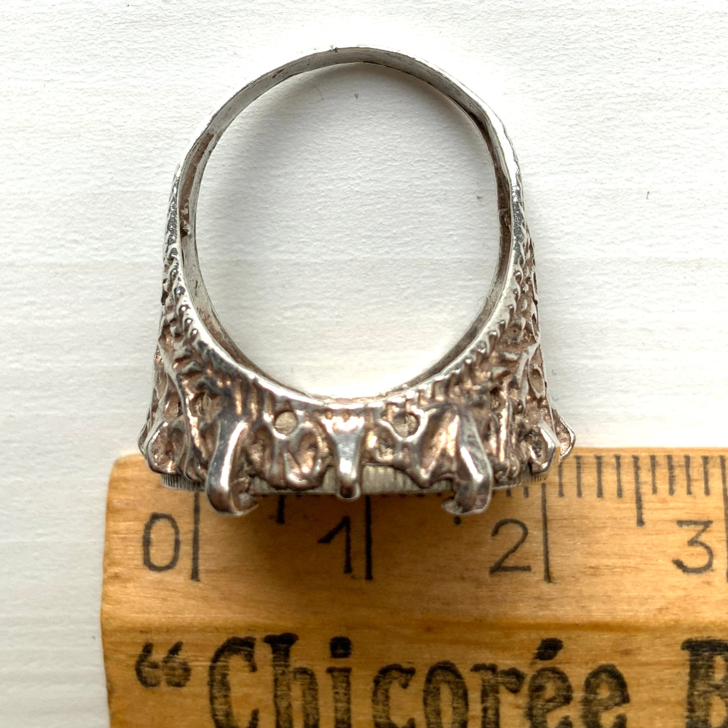 A vintage sterling silver ring set with a 1958 sixpence coin. 1958年の6ペンスコインを使ったシルバーリング。