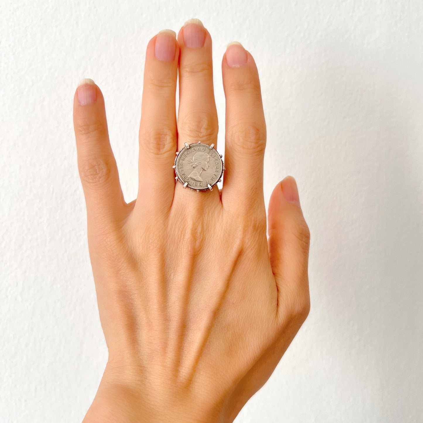 A vintage sterling silver ring set with a 1958 sixpence coin. 1958年の6ペンスコインを使ったシルバーリング。