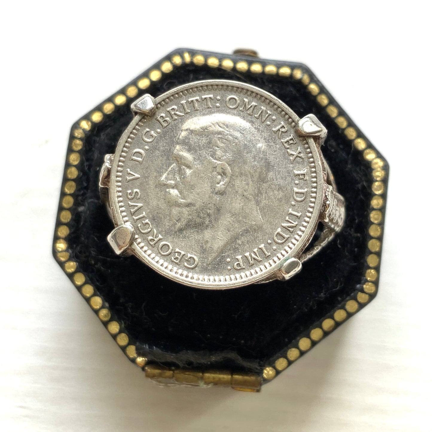 A vintage sterling silver ring set with a 1936 threepence coin. 1936年発行のスリーペンスコインをあしらったヴィンテージシルバーリング。